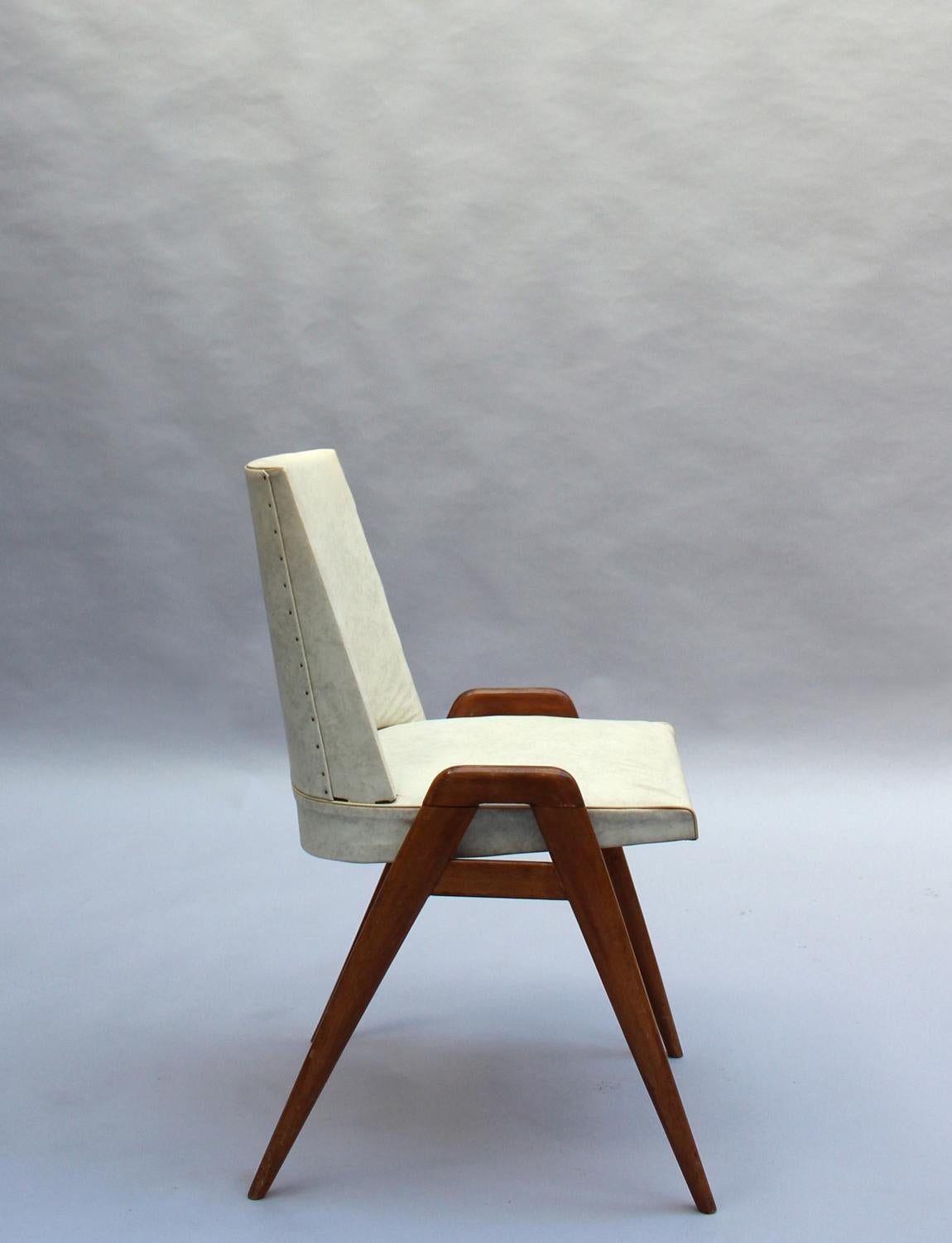 Imitation cuir Ensemble de 4 chaises de salle à manger des années 1950 en vente