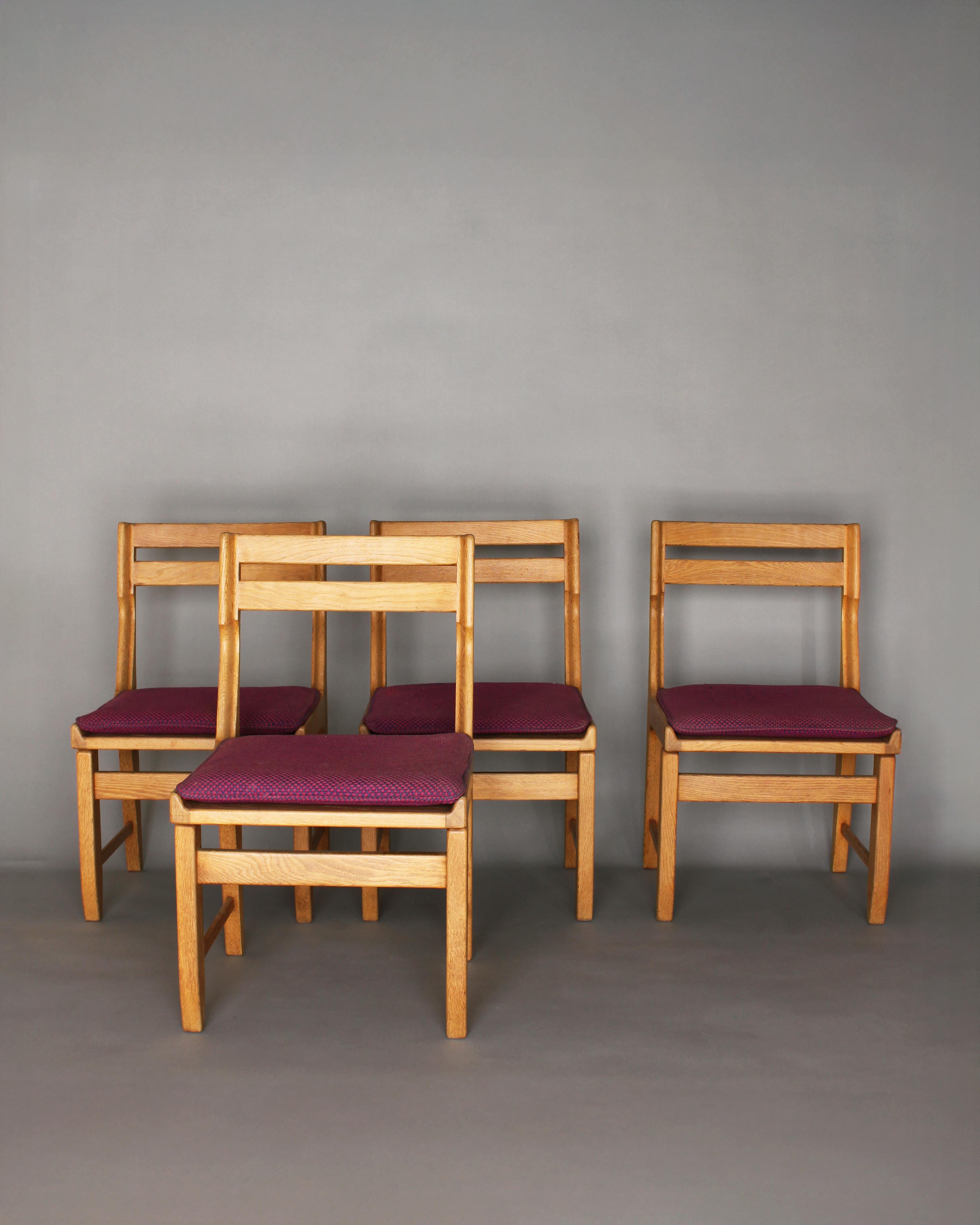 Set di 4 raffinate sedie da pranzo in Oak degli anni '70 di Guillerme & Chambron in vendita 4