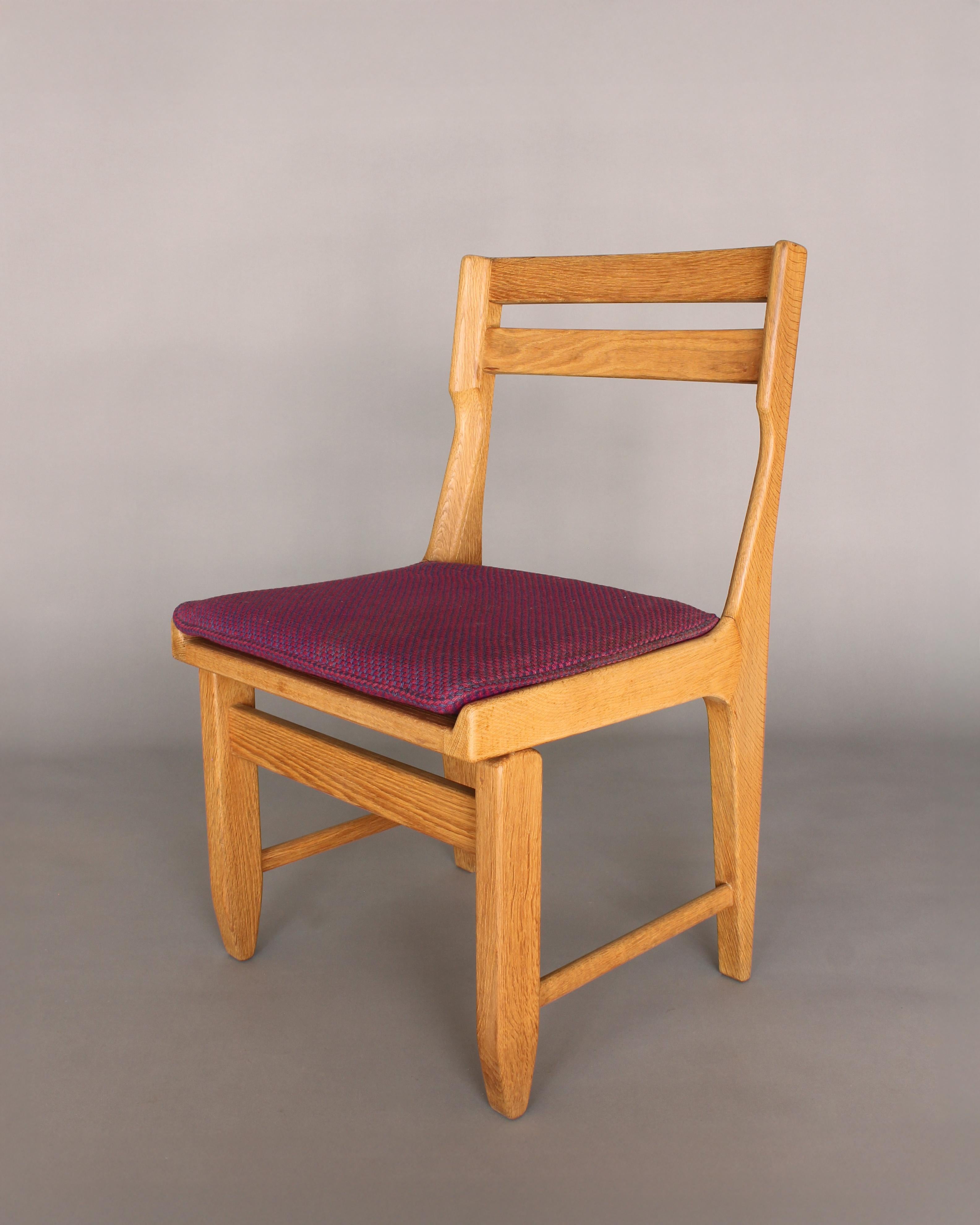 Mid-Century moderno Set di 4 raffinate sedie da pranzo in Oak degli anni '70 di Guillerme & Chambron in vendita