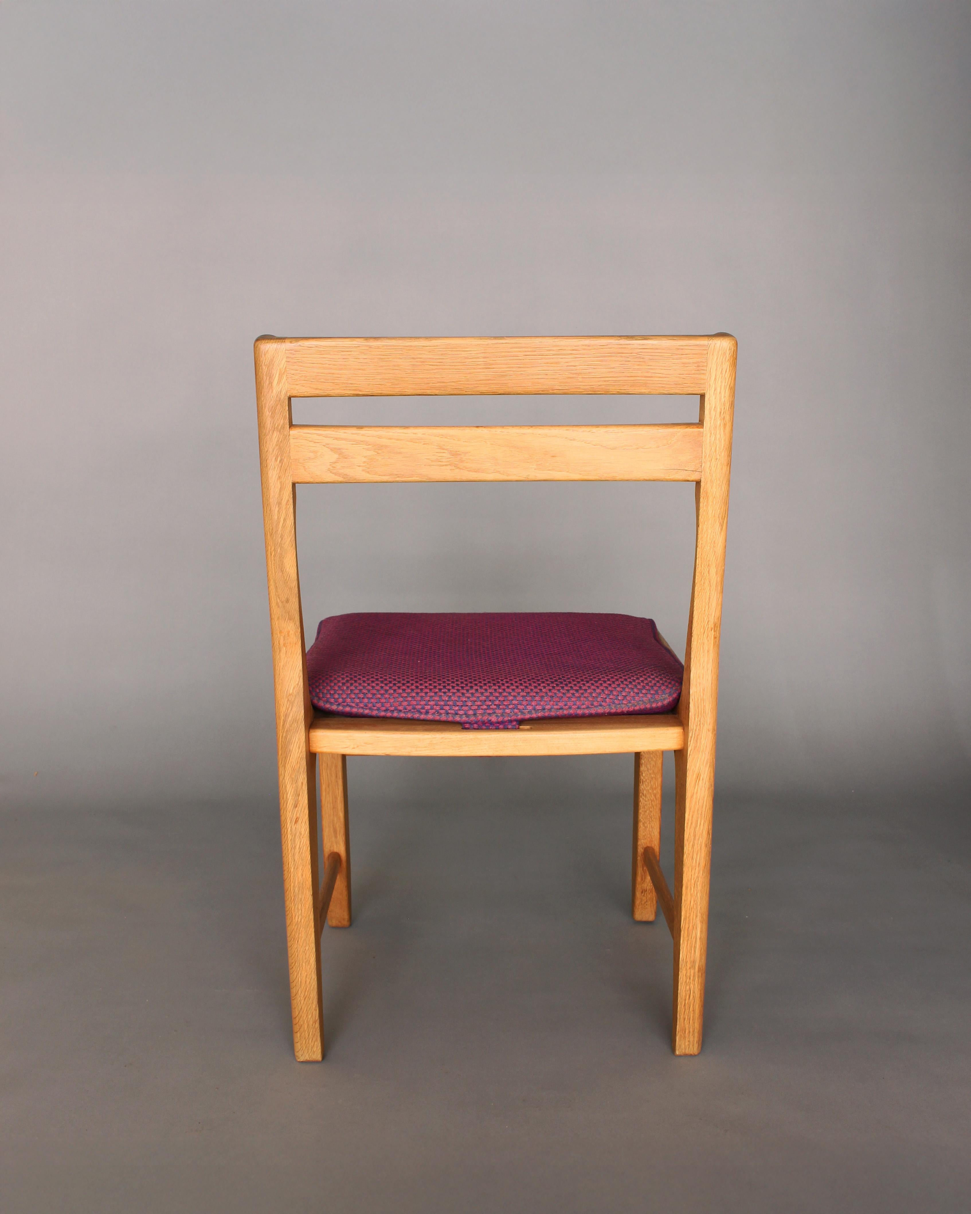 Fine XX secolo Set di 4 raffinate sedie da pranzo in Oak degli anni '70 di Guillerme & Chambron in vendita