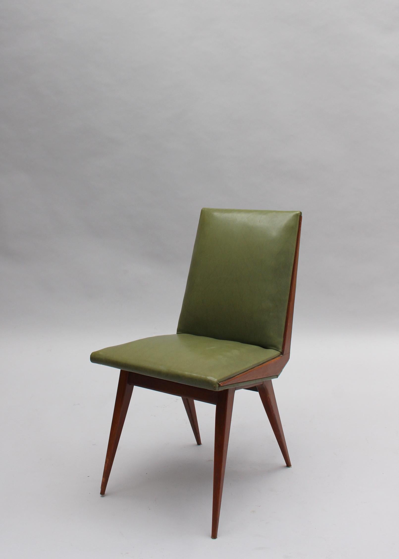 Imitation cuir Ensemble de 4 belles chaises à boussoles françaises des années 1950 en vente