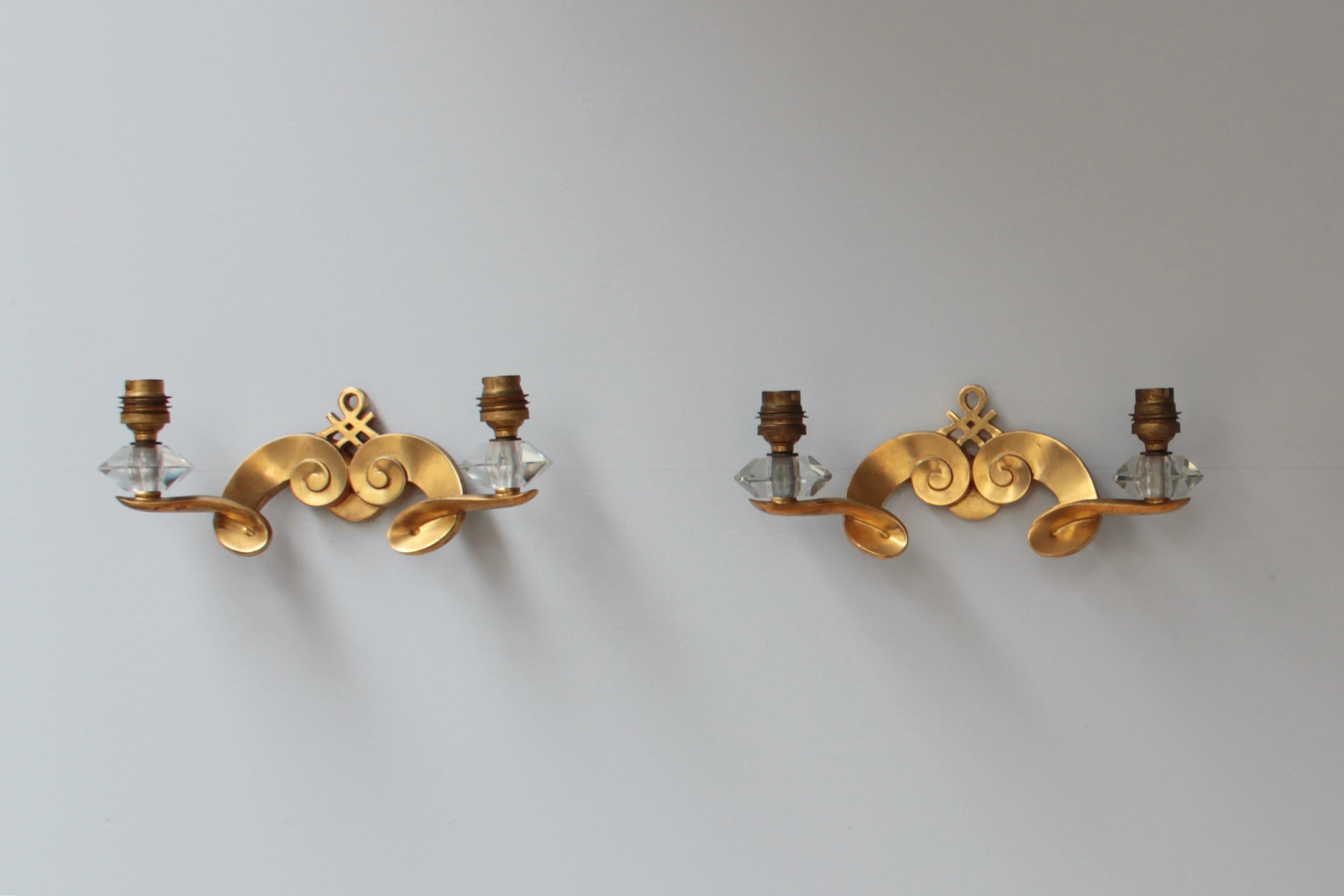 Juego de 4 apliques franceses de bronce dorado de los años 50 de Jules Leleu Dorado en venta
