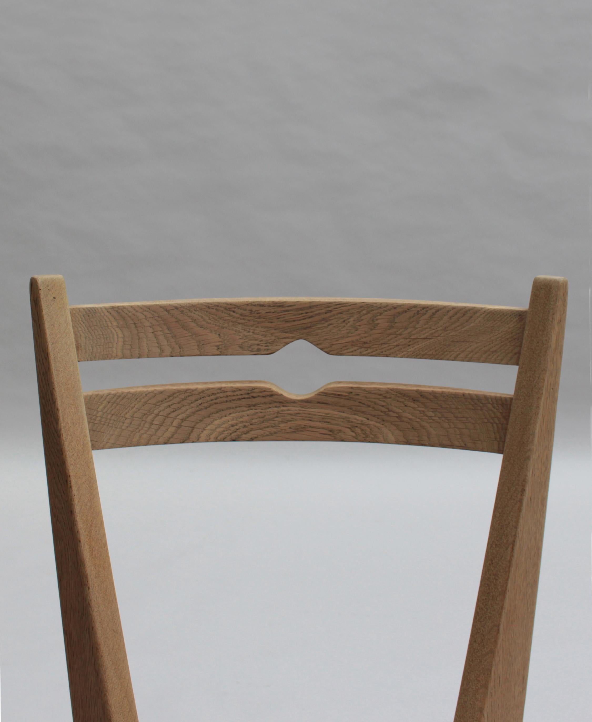 Set di 4 raffinate sedie da pranzo francesi anni '50 in Oak di Guillerme et Chambron in vendita 4