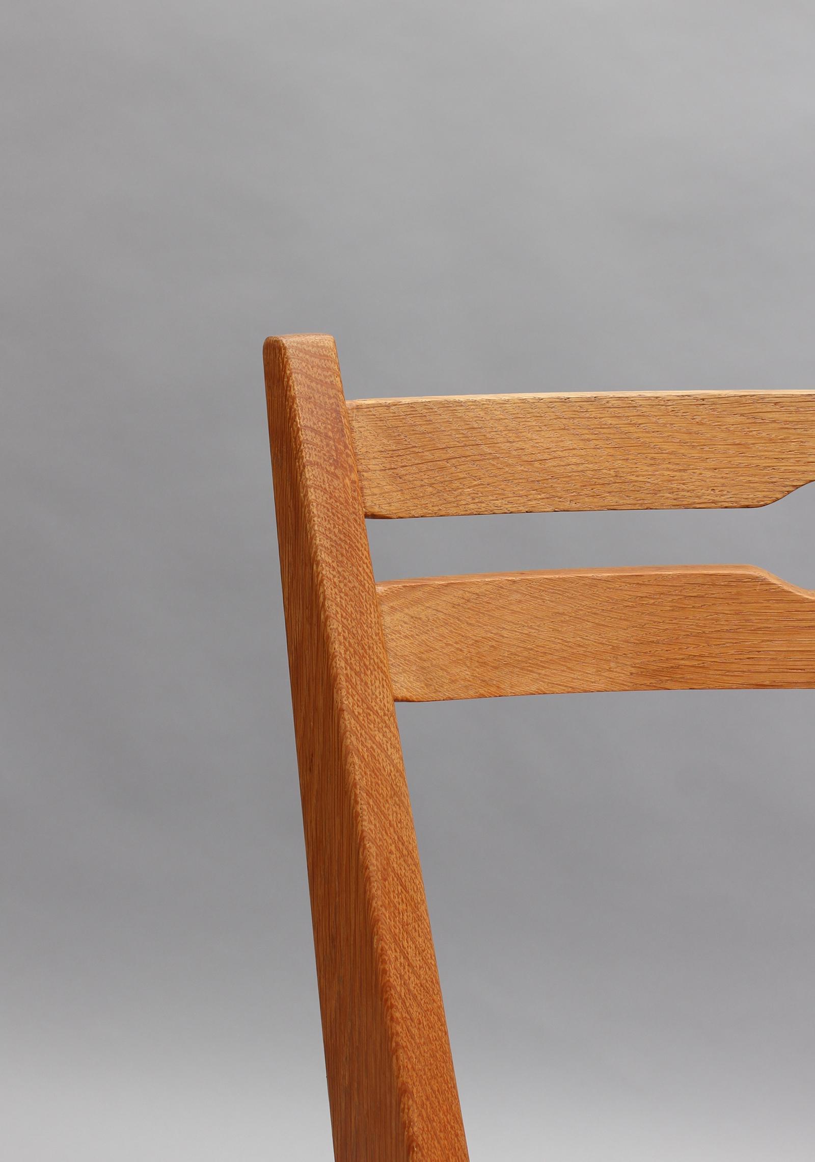 Set di 4 raffinate sedie da pranzo francesi anni '50 in Oak di Guillerme et Chambron in vendita 6