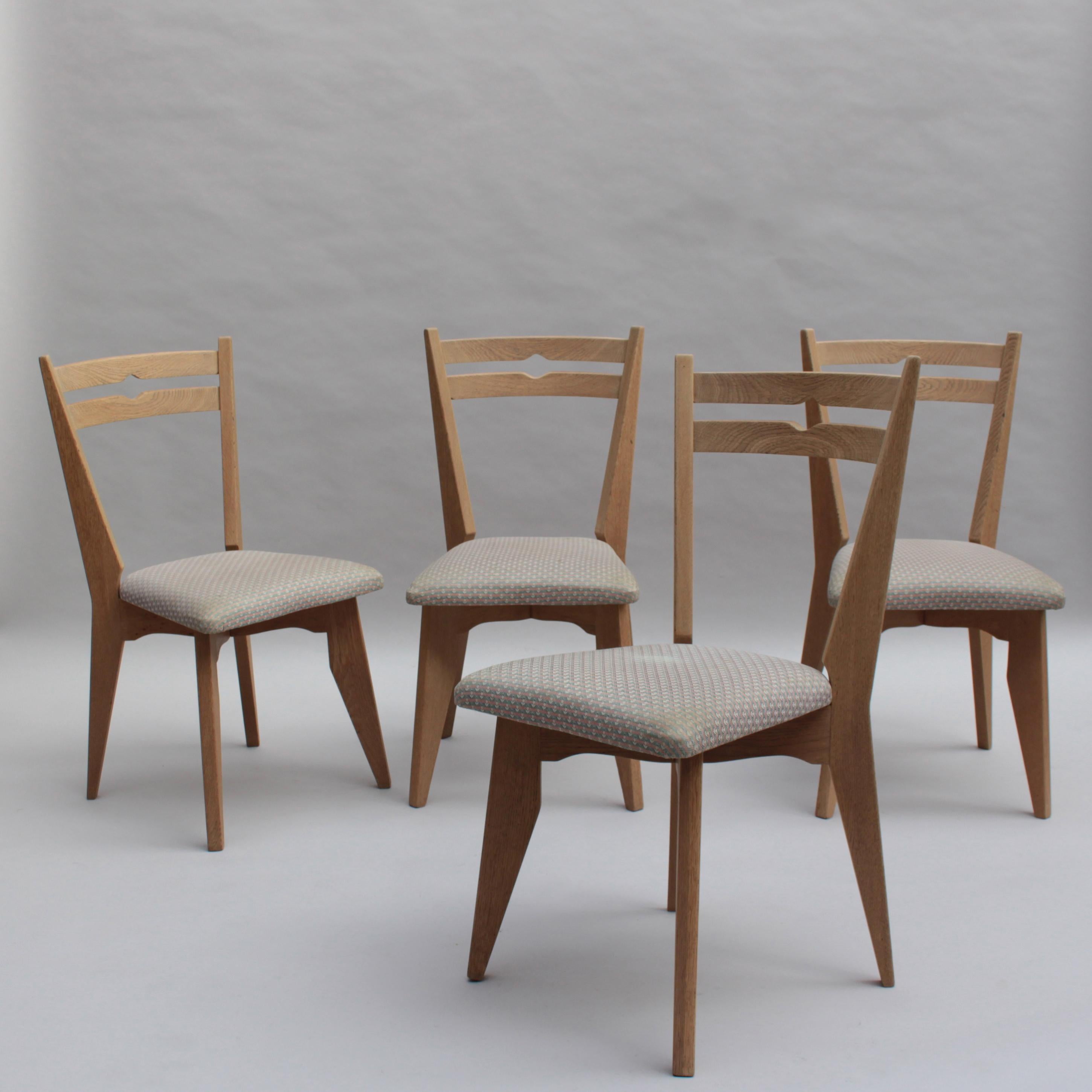 Un set di quattro sedie da pranzo/sedie in rovere massiccio della metà del secolo scorso di Guillerme et Chambron per Votre Maison (editore).