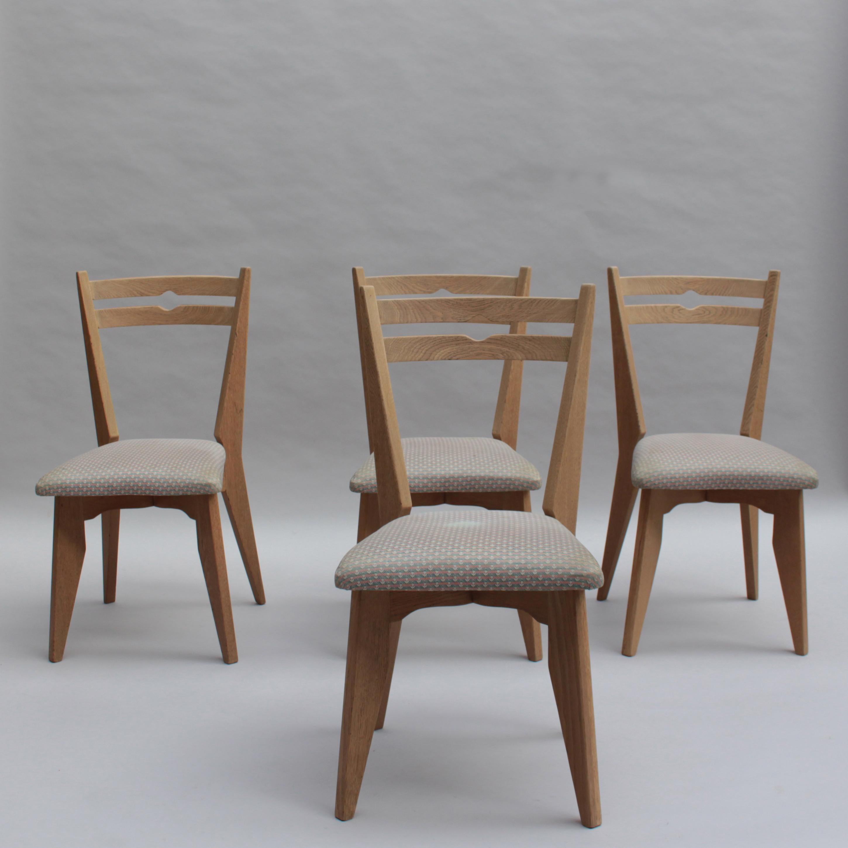 Mid-Century moderno Set di 4 raffinate sedie da pranzo francesi anni '50 in Oak di Guillerme et Chambron in vendita