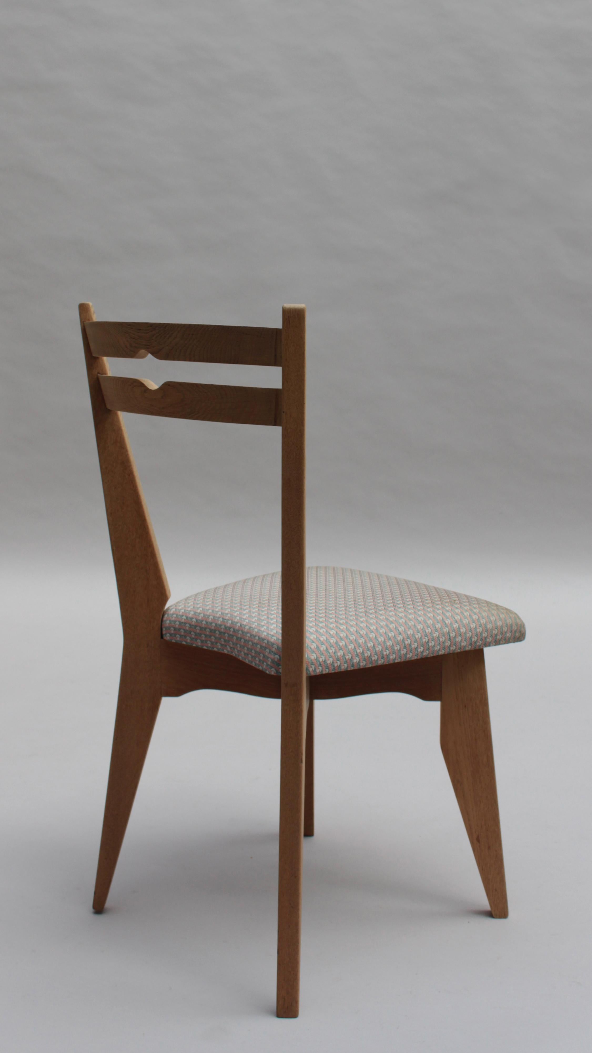 Tessuto Set di 4 raffinate sedie da pranzo francesi anni '50 in Oak di Guillerme et Chambron in vendita