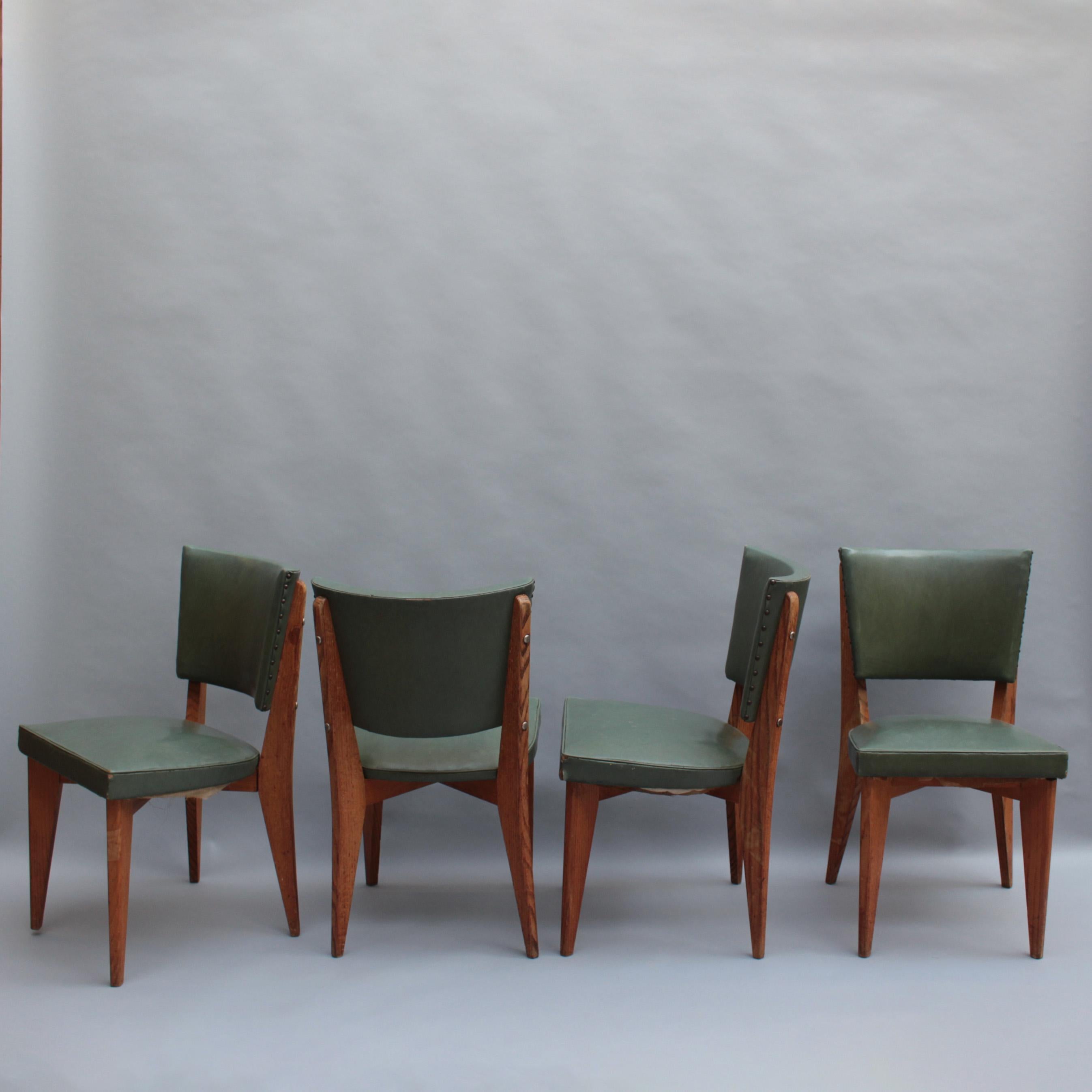Un set di quattro raffinate sedie da pranzo in rovere massiccio della metà del secolo scorso in stile bussola.