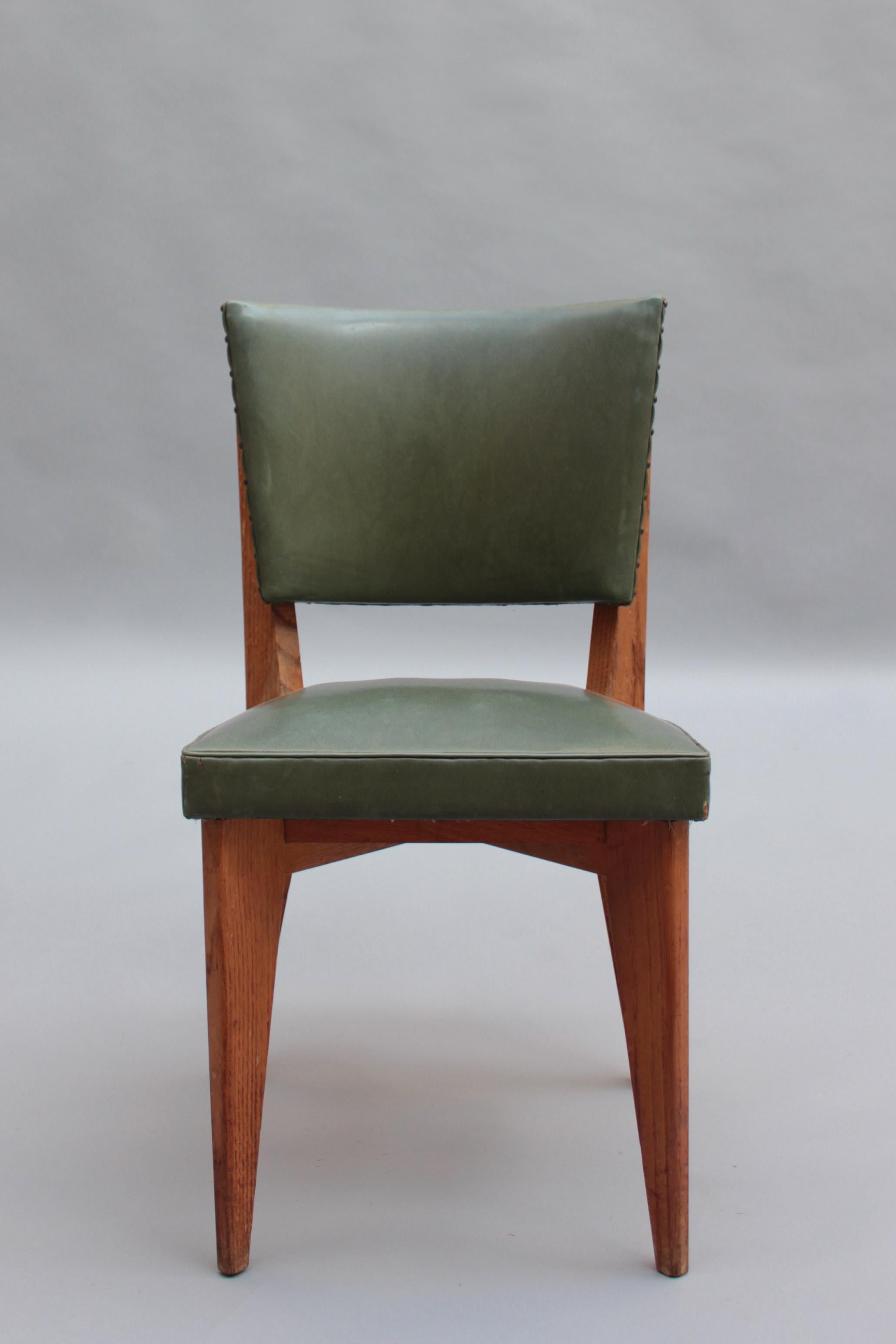 Mid-Century moderno Set di 4 raffinate sedie da pranzo francesi degli anni '50 in Oak in vendita