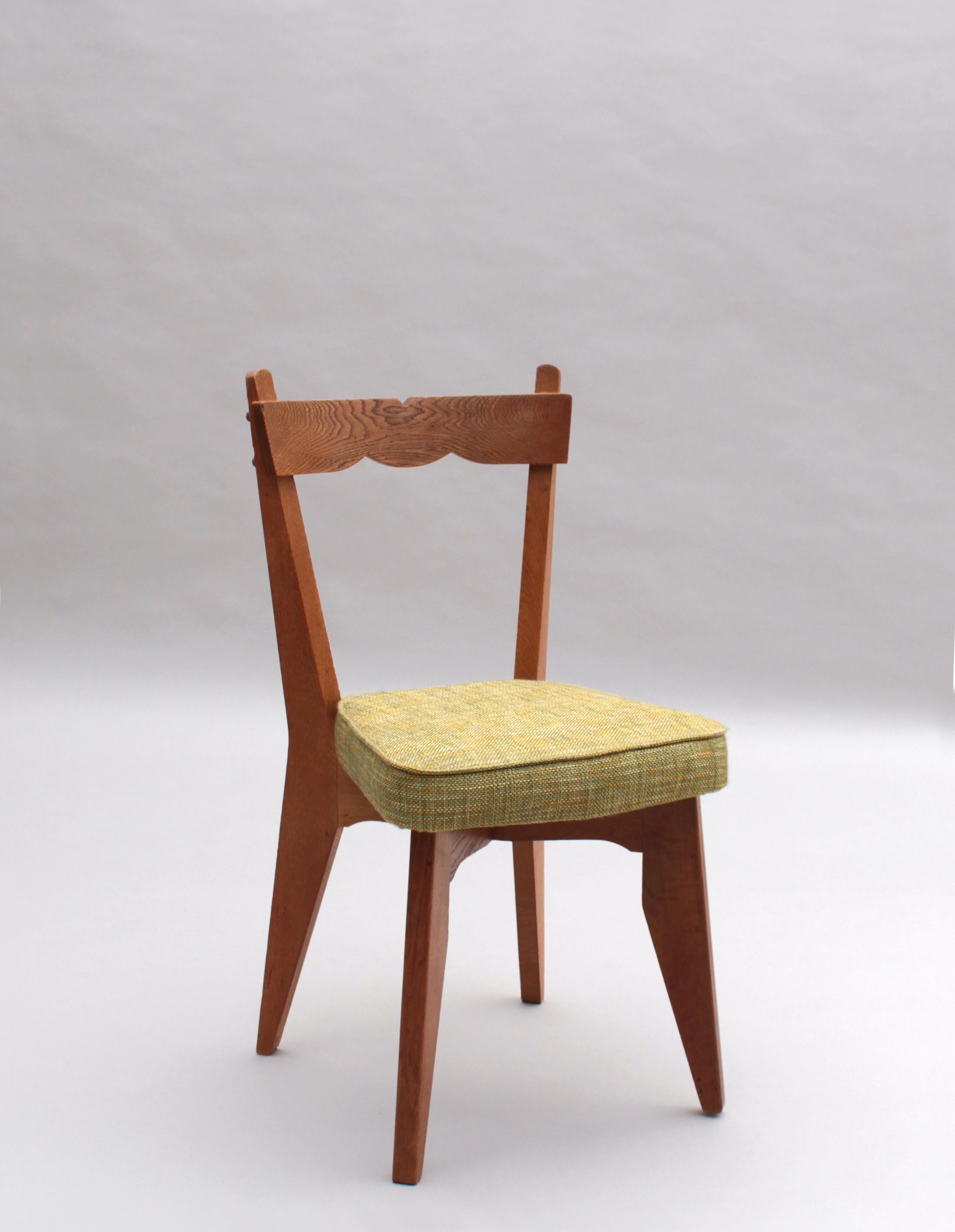 Français Ensemble de 4 chaises de salle à manger françaises en chêne des années 1970 par Guillerme et Chambron en vente