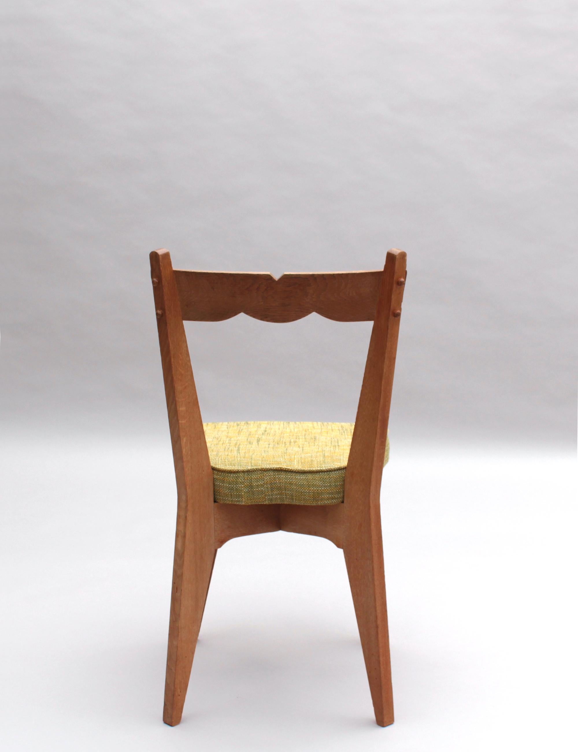Tissu Ensemble de 4 chaises de salle à manger françaises en chêne des années 1970 par Guillerme et Chambron en vente