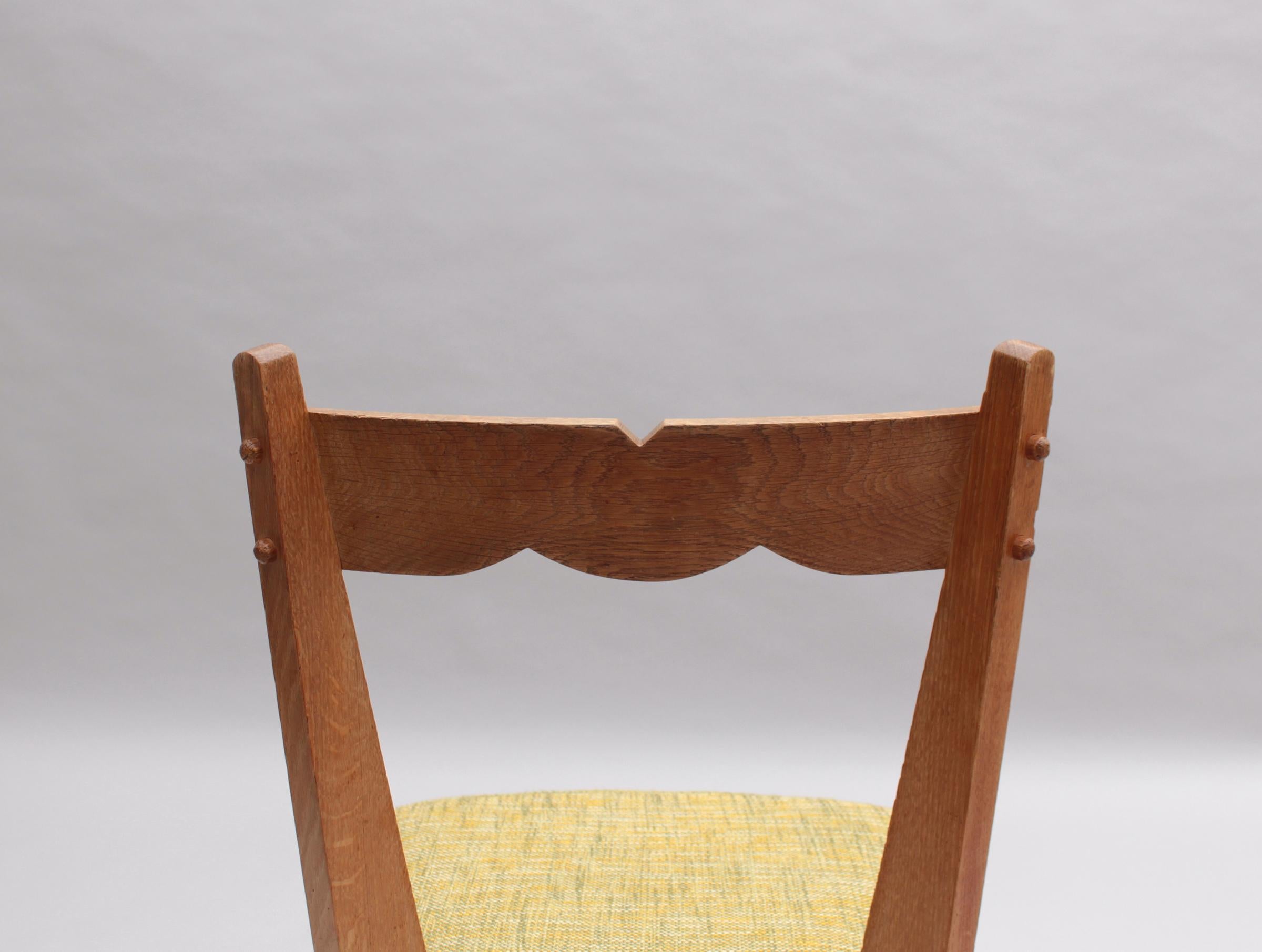 Ensemble de 4 chaises de salle à manger françaises en chêne des années 1970 par Guillerme et Chambron en vente 1