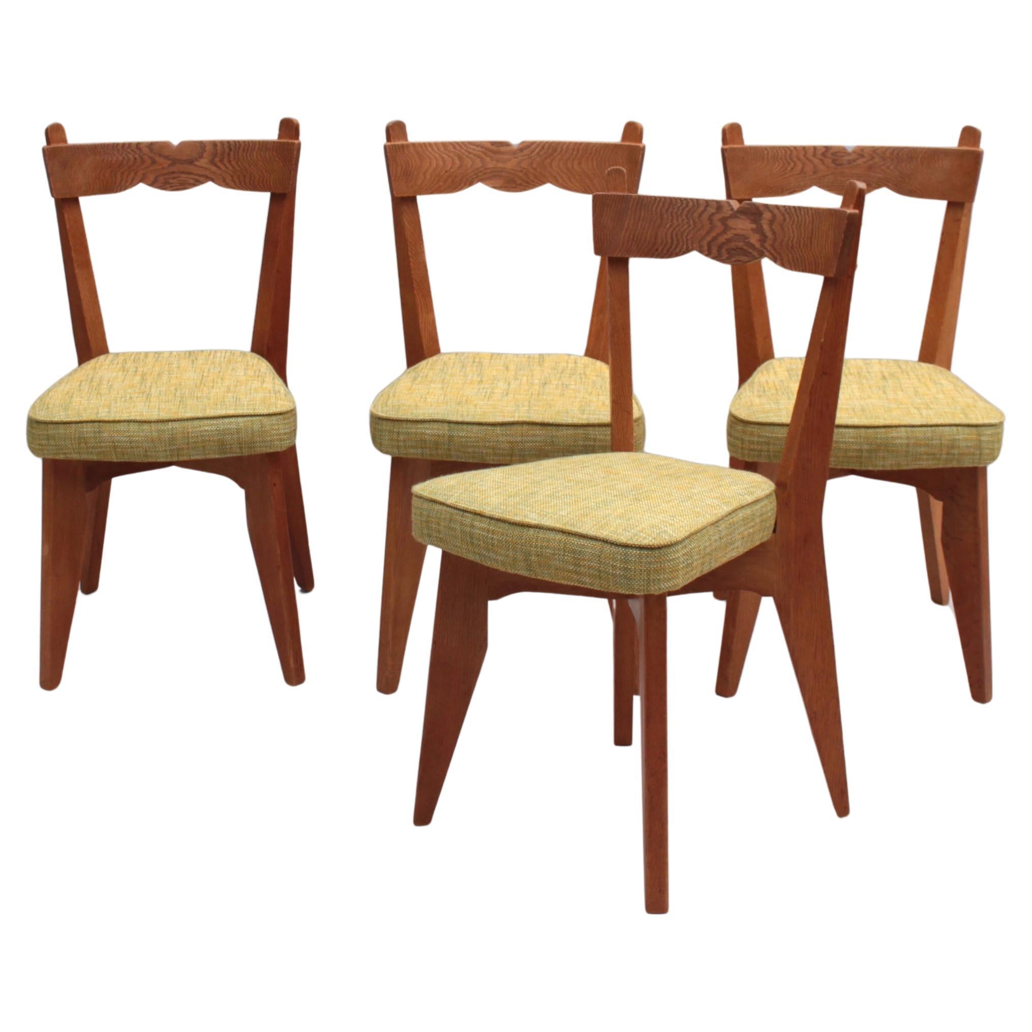 Ensemble de 4 chaises de salle à manger françaises en chêne des années 1970 par Guillerme et Chambron en vente