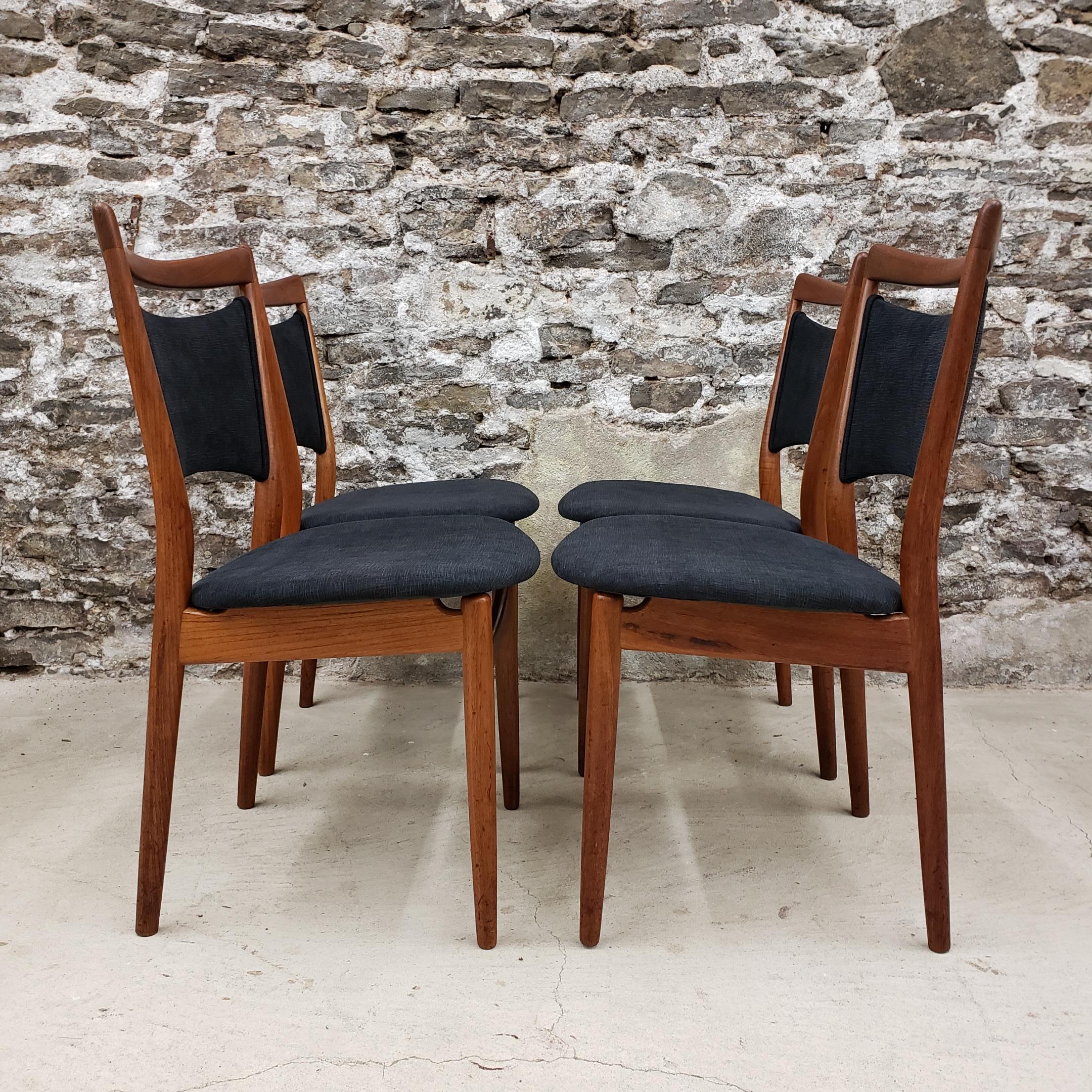 Ensemble de 4 chaises de salle à manger danoises en teck SW86, conçues par Finn Juhls pour Soren Willadsen. Nouvellement tapissé

The Scandinavian Modern / Mid-Century Modern.