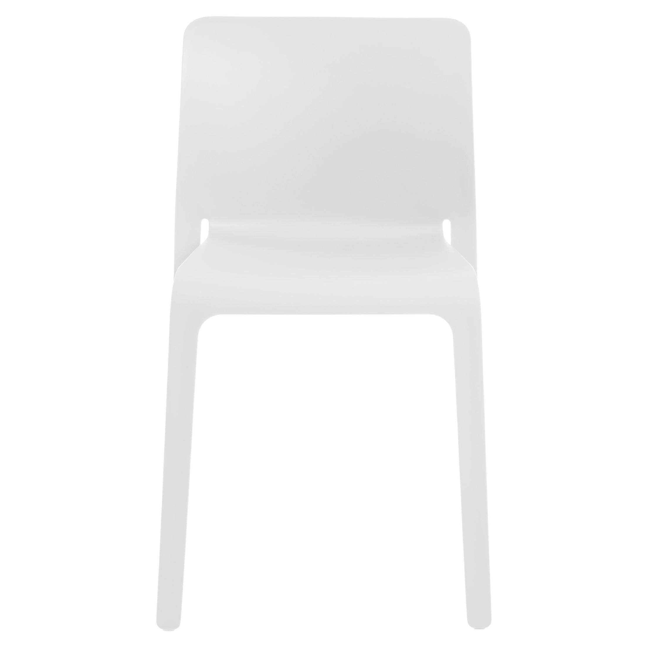 After Air-Chair, the first seat to use air-moulding technology, the chair First breaks new ground in this technology once again (hence its name).
The empty frame is used not only for volumes with a small, tubular cross-section, but also for the