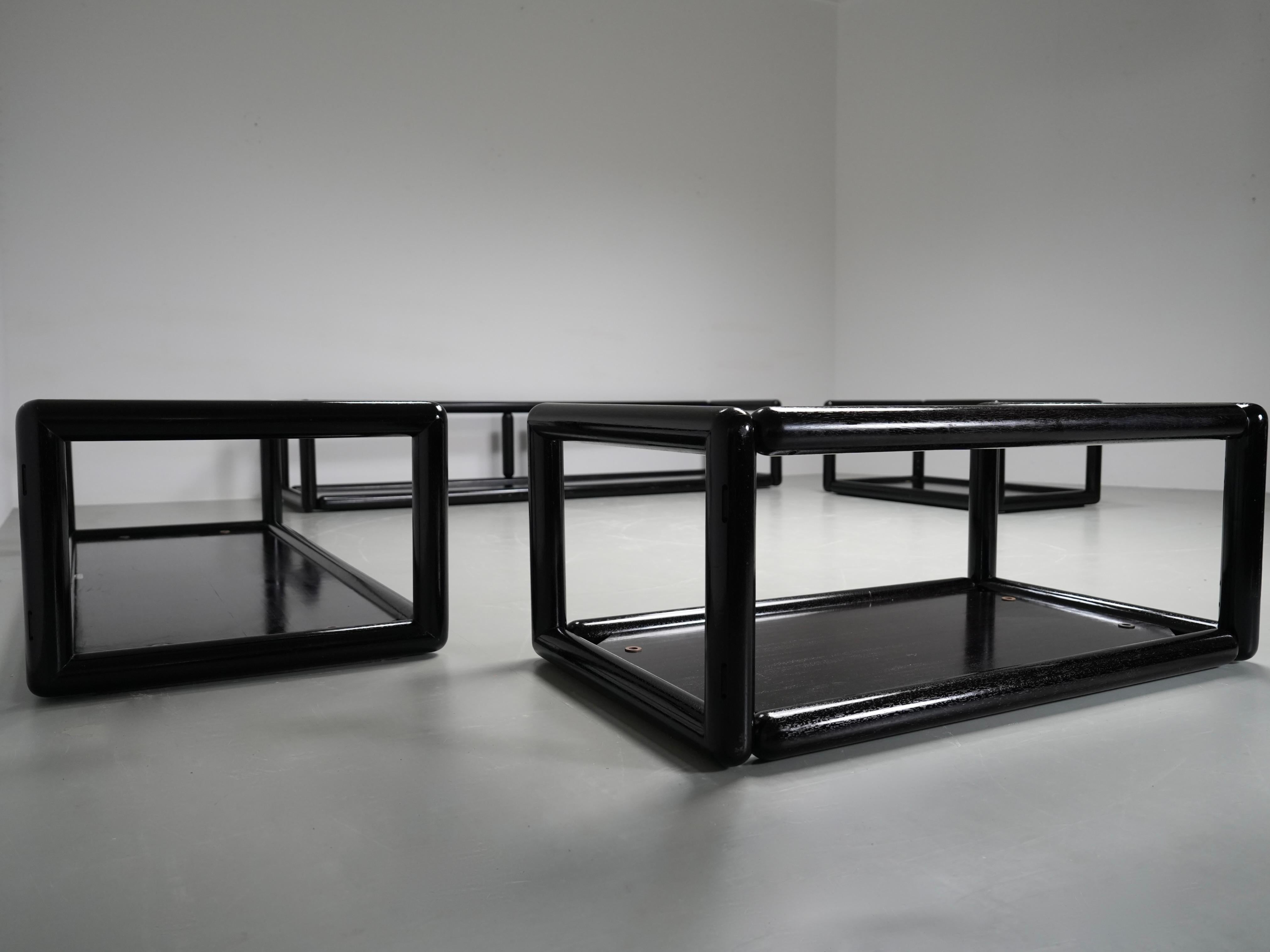 Set of 4 first edition Carlo Scarpa 'Cornaro' Sofa's for Simon, Italy, 1970's

Rare complete set of four Cornaro sofa's by Italian architect Carlo Scarpa, designed in 1973 for Simon Gavina. The set consists of two armchairs, one two-seater, and one