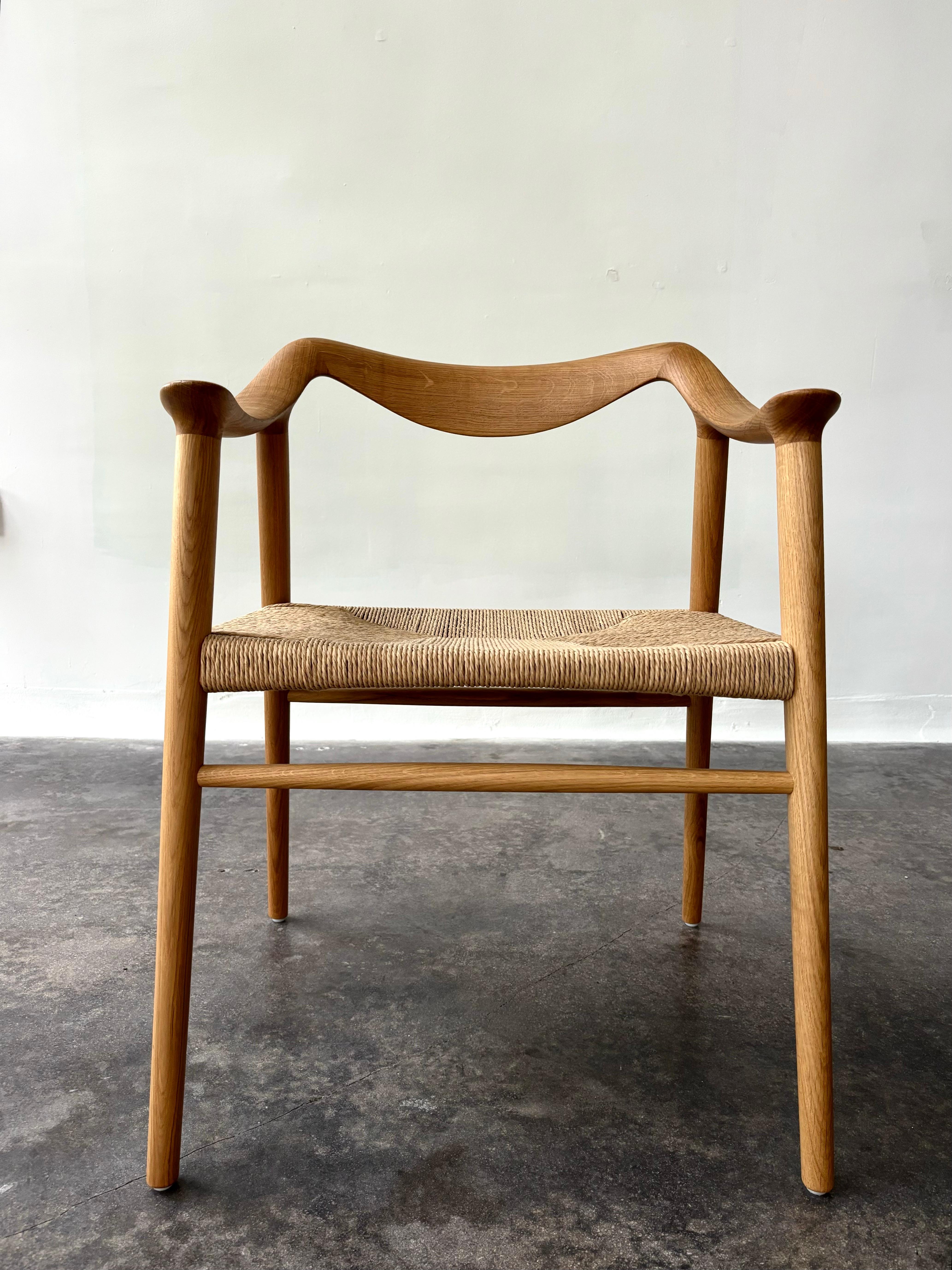 La magnifique série Bambi de l'entreprise norvégienne Fjordfiesta a été relancée en collaboration avec Utopia Workshop et Rastad & Relling. La chaise de salle à manger Bambi 57/4 est fabriquée en chêne massif avec une assise en corde de papier.