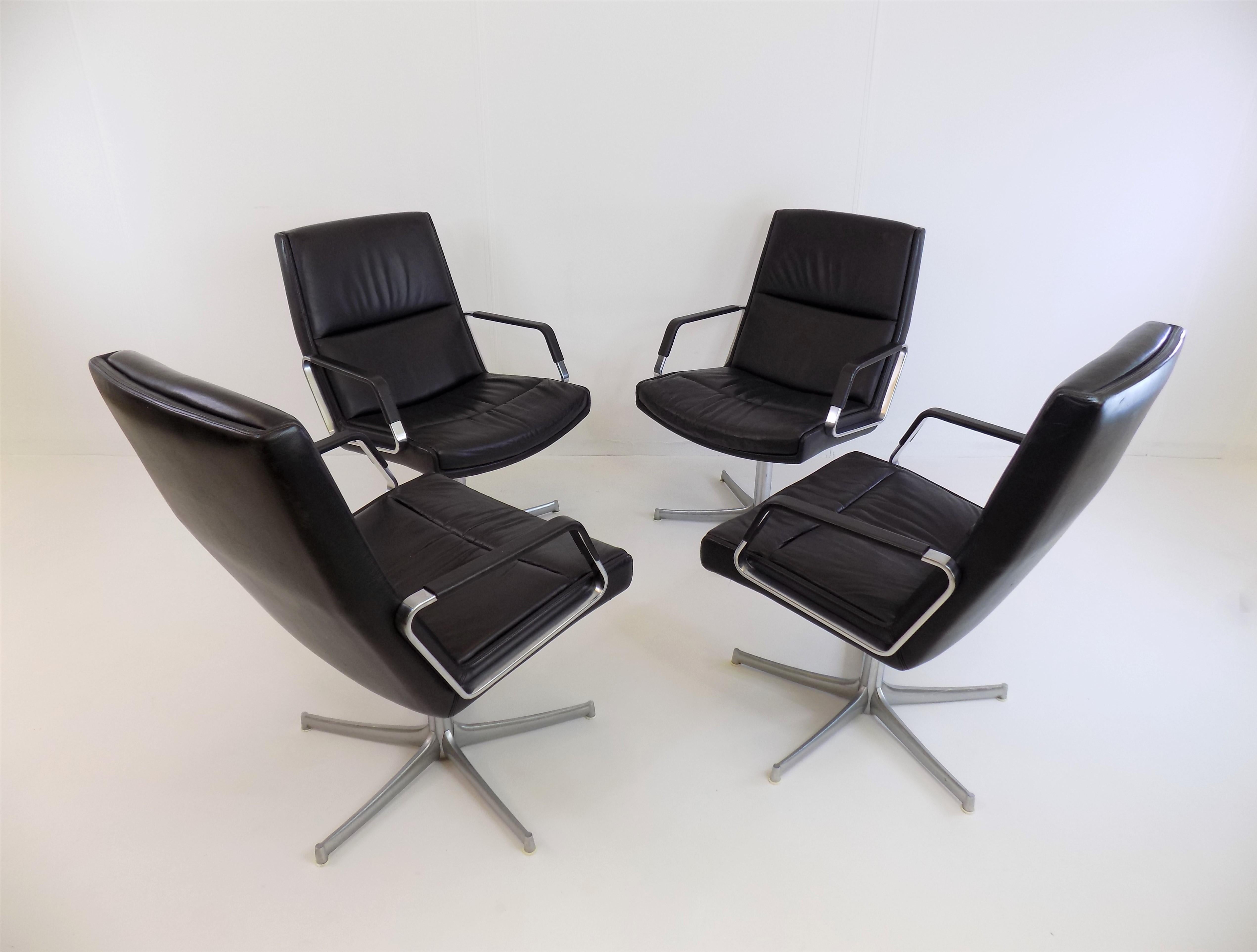 This exceptional set of 4 FK 711 lounge chairs, in black leather, is in very good condition. The black leather shows only minimal signs of wear, the stainless steel frames are in perfect condition. Only the backs and the star bases of the armchairs