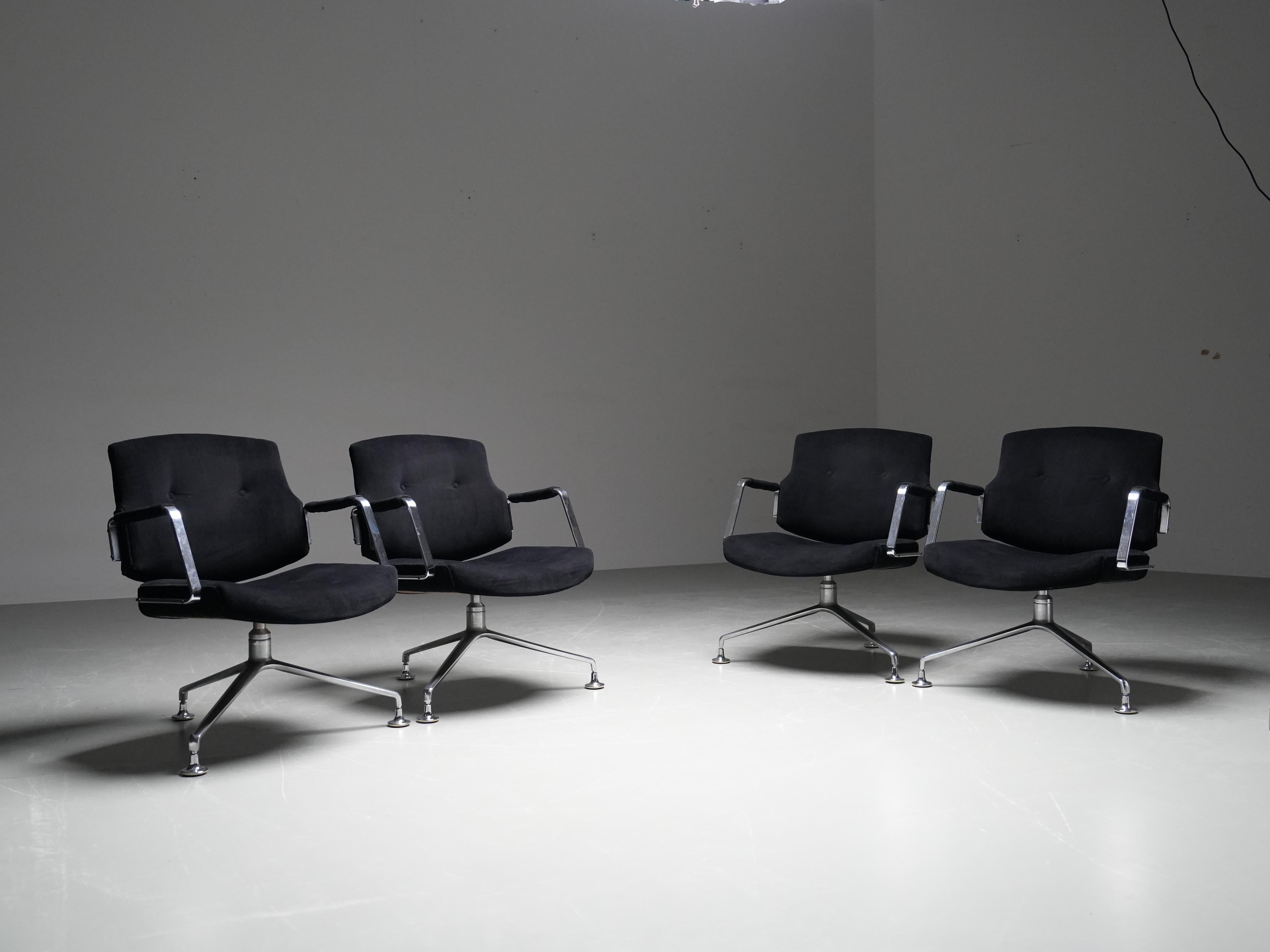 Set di quattro poltrone FK 84 di Preben Fabricius & Jørgen Kastholm per Kill International, disegnate nel 1962 e prodotte in Germania a metà degli anni Sessanta. Questo modello appartiene alla serie FK ed è un chiaro esempio di arredamento moderno