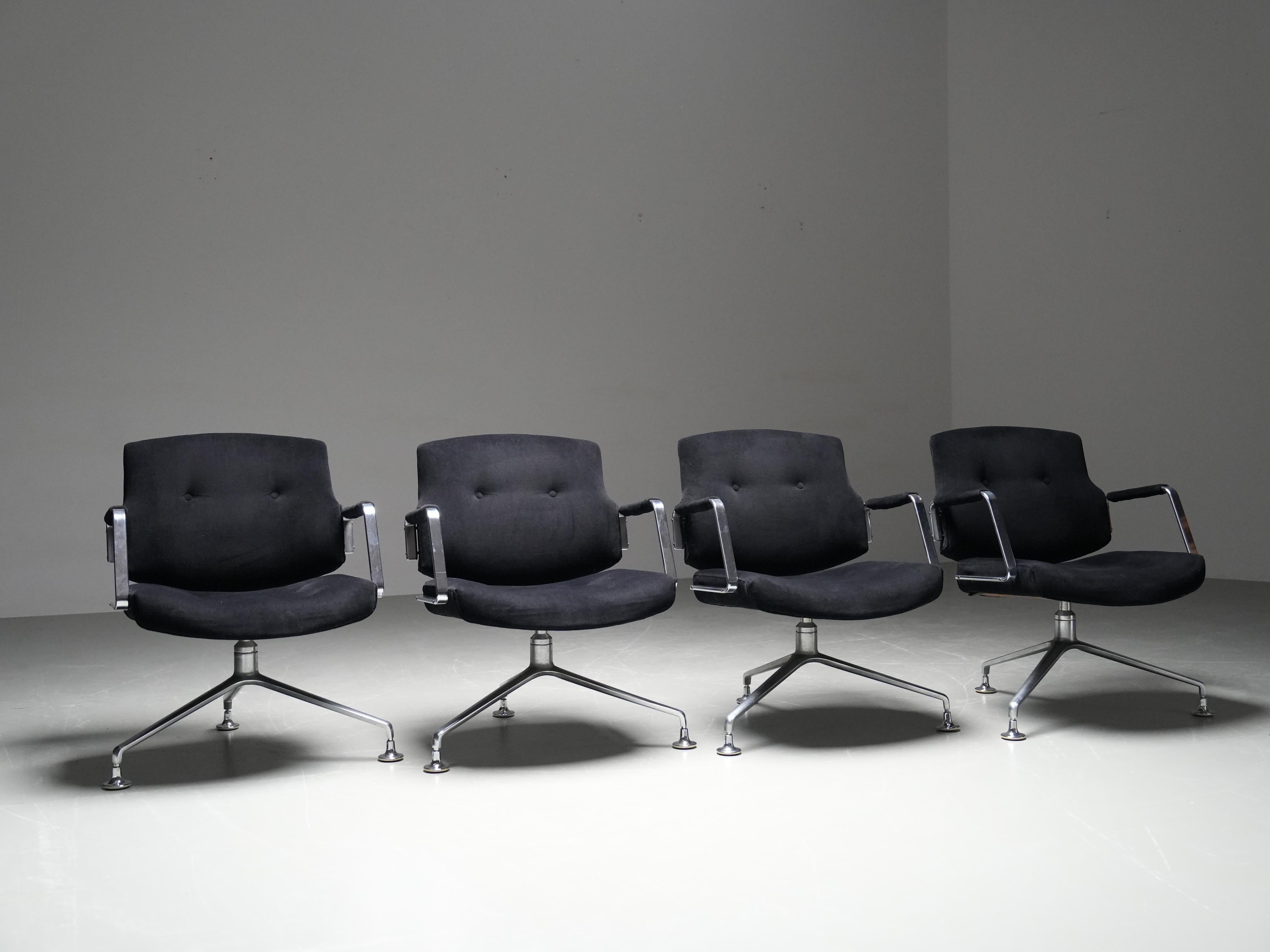 Mid-Century moderno Set di 4 poltrone FK 84 di Farbicius e Kastholm in velluto e metallo, anni '60 in vendita