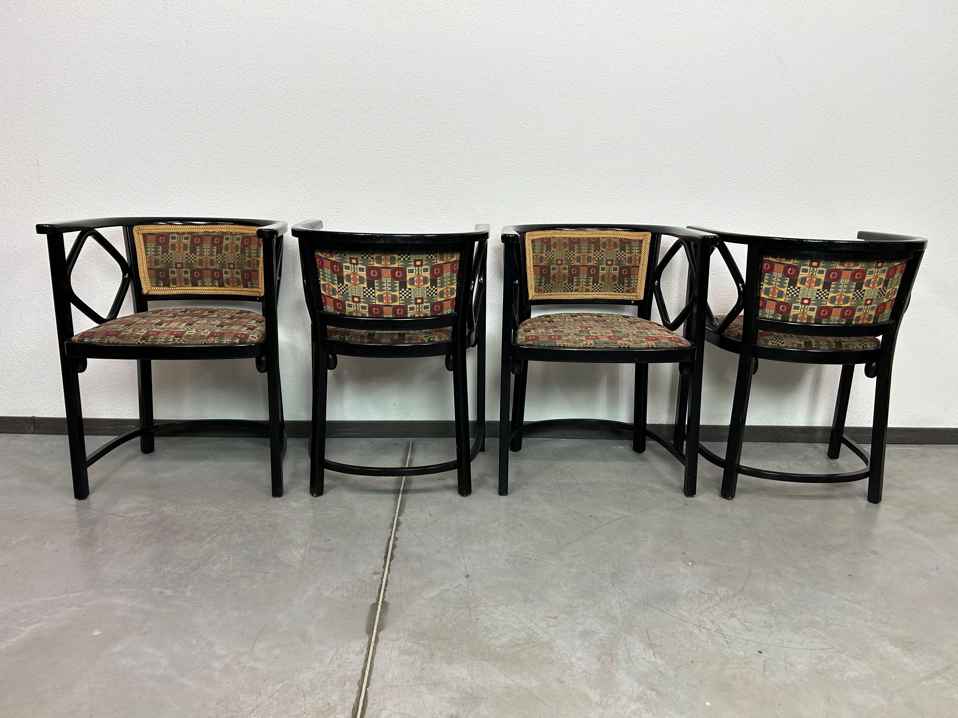 Ensemble de 4 chaises Fledermaus par Josef Hoffmann pour Thonet en très bel état d'origine avec des signes d'utilisation. Édition ultérieure limitée par Thonet Vienna de 1985, signée.