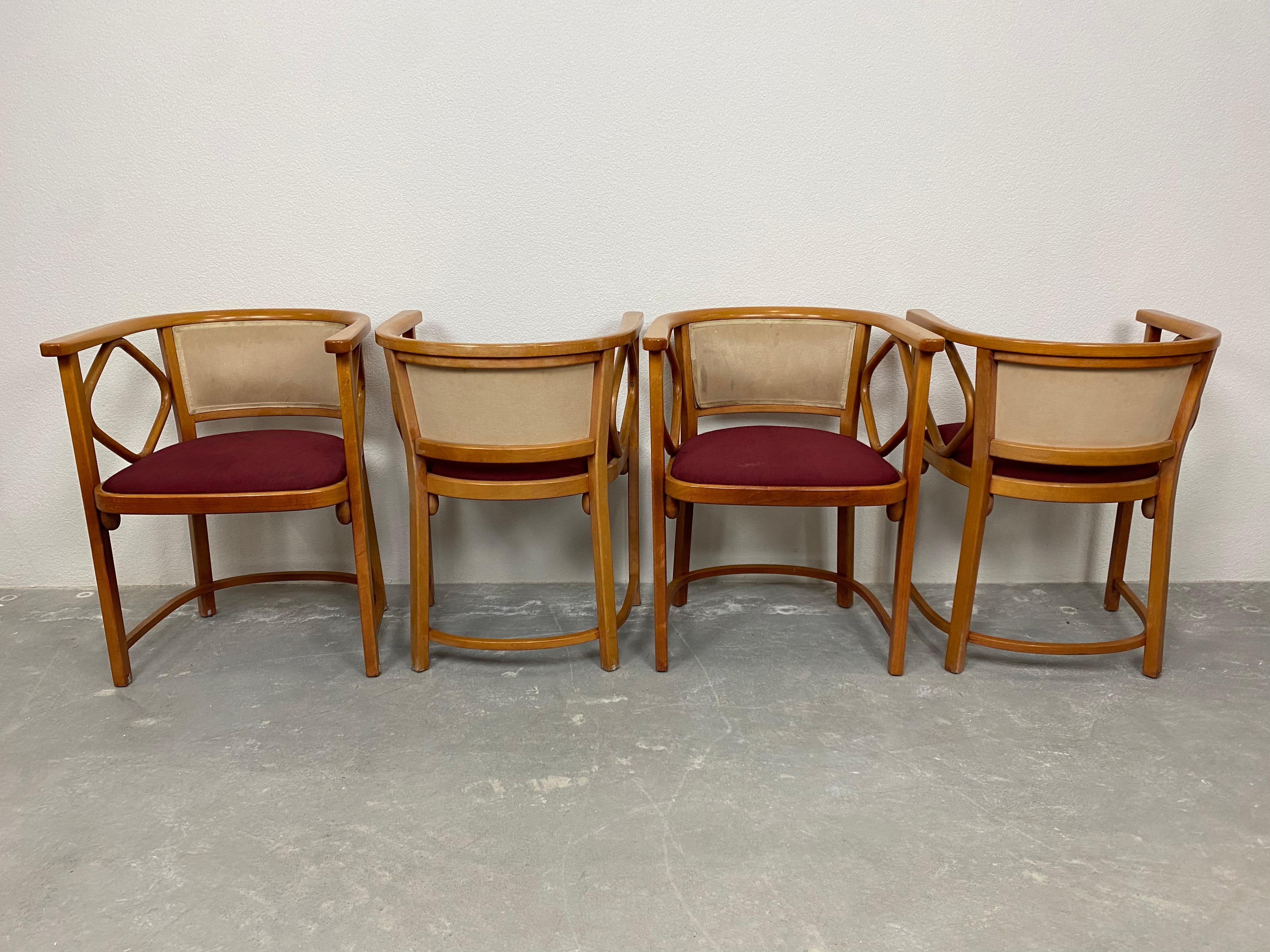 Ensemble de 4 chaises Fledermaus exécutées par Thonet en 1999. Etat vintage original avec des signes d'utilisation.