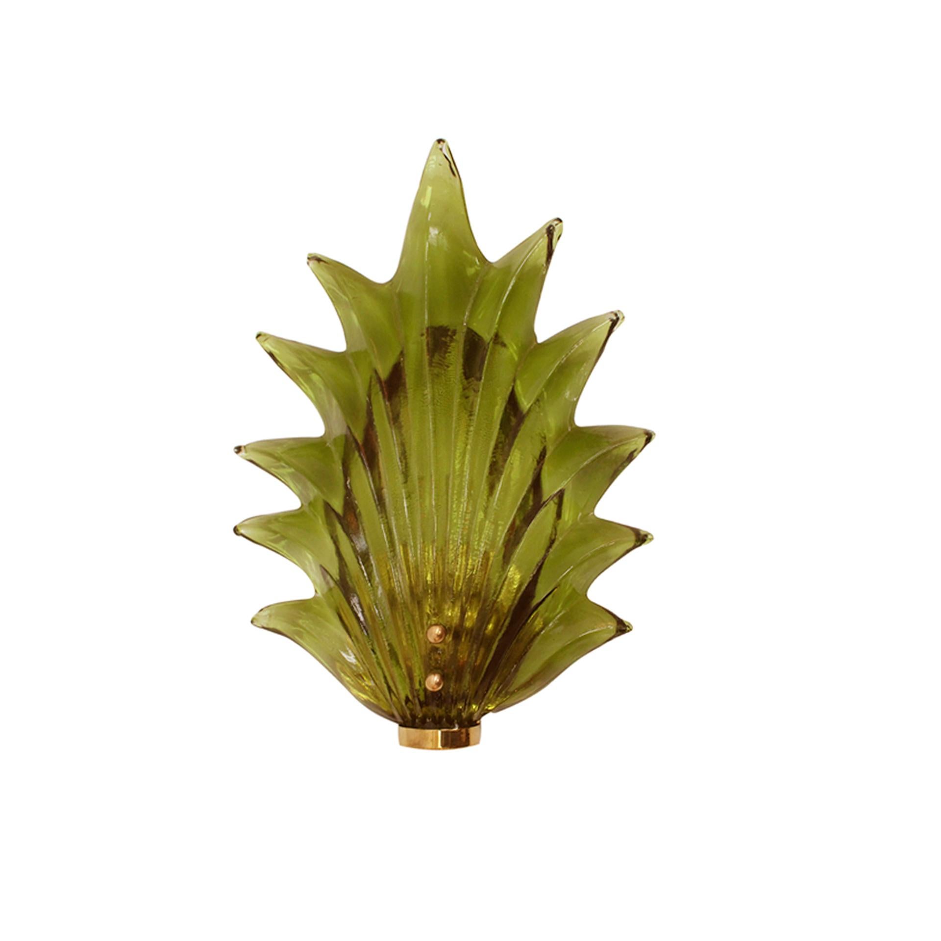 4 Applique da parete in vetro di Murano traslucido dalla forma organica - Realizzate a mano in Italia con struttura in ottone e sorgente luminosa a LED integrata. Queste applique eleganti e senza tempo mettono in mostra la rinomata maestria dei