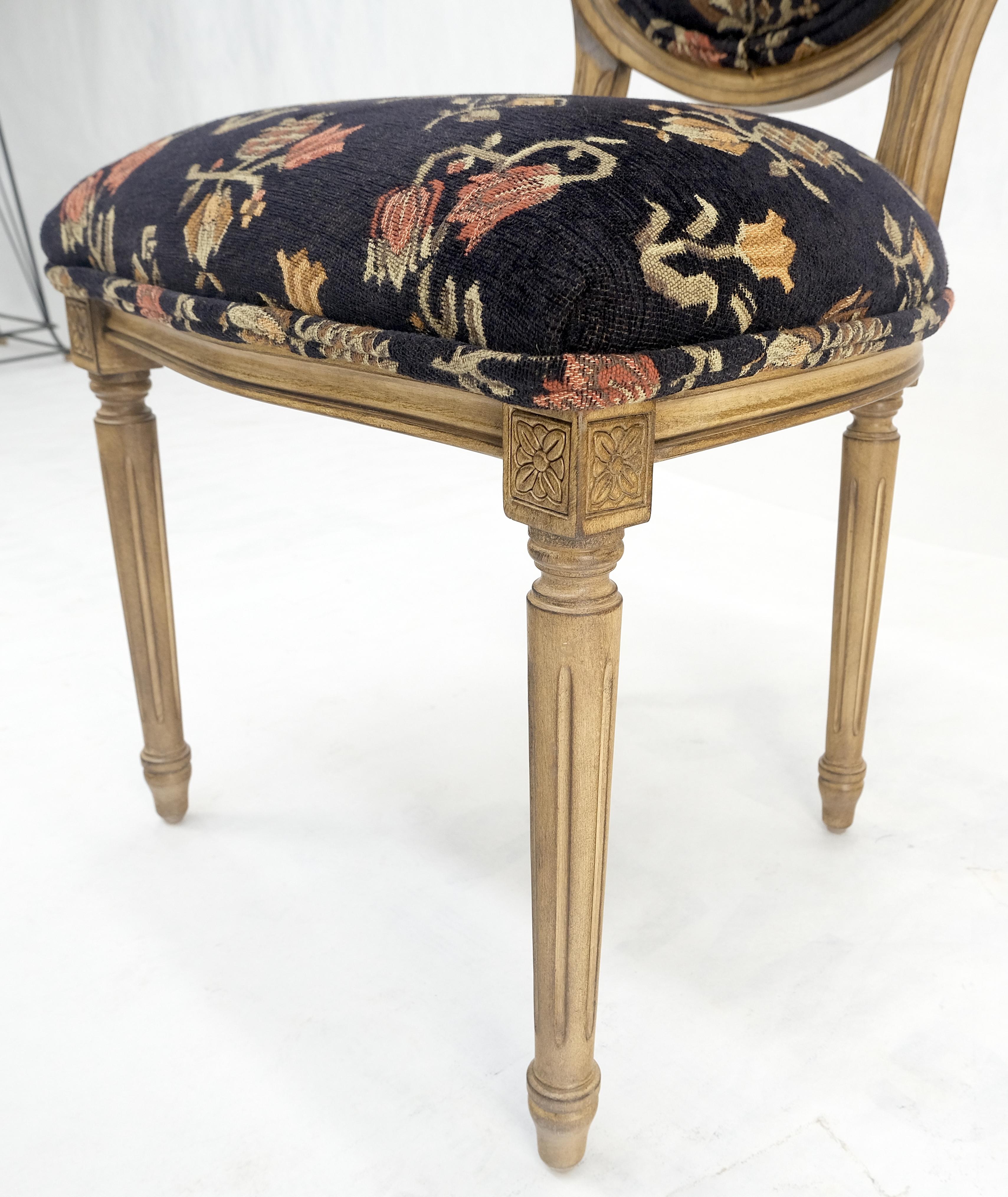 Set di 4 sedie da pranzo Luigi XIV con schienale ovale e tappezzeria in stile arazzo floreale MINT in vendita 4
