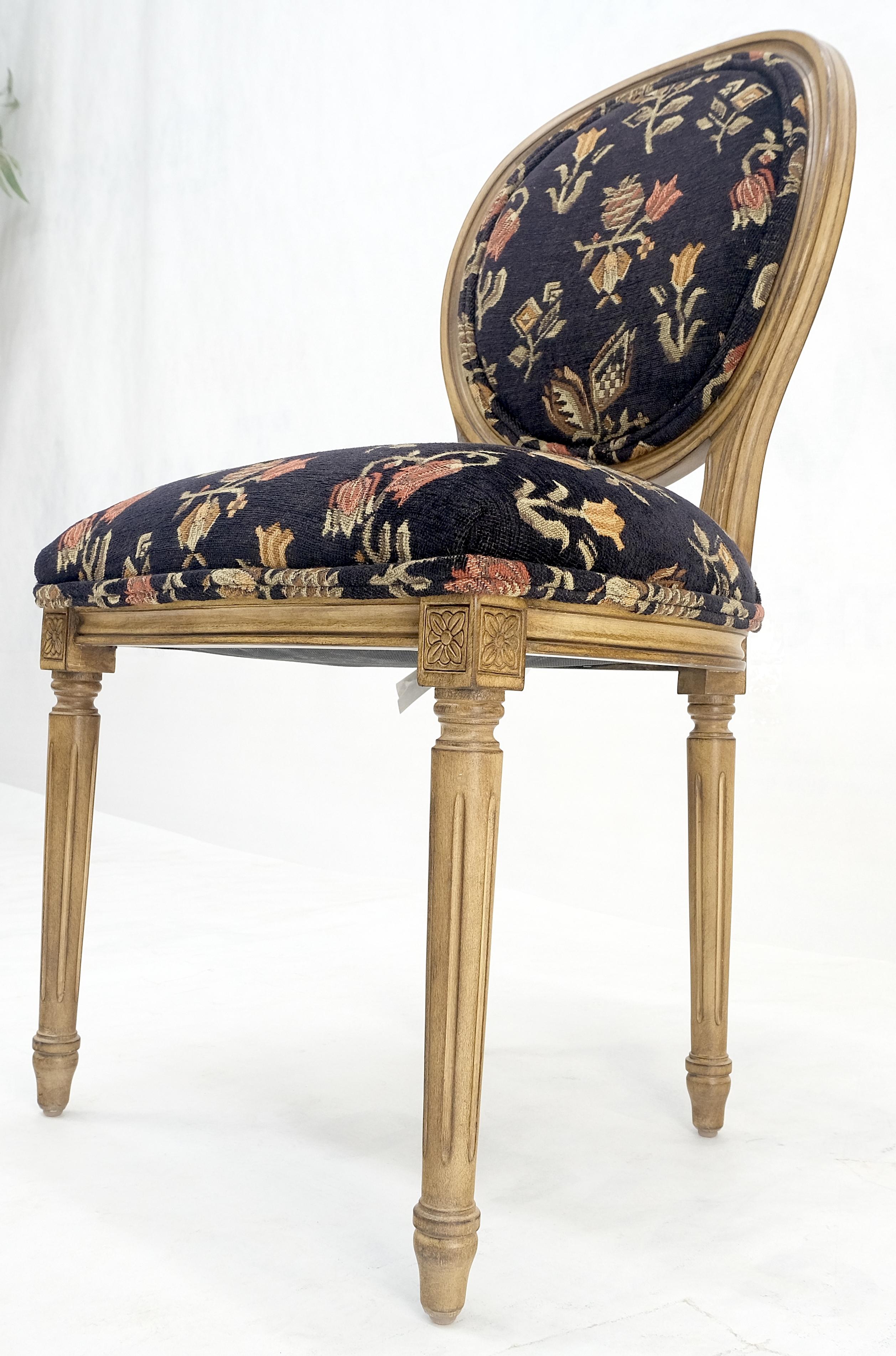 Set di 4 sedie da pranzo Luigi XIV con schienale ovale e tappezzeria in stile arazzo floreale MINT in vendita 5