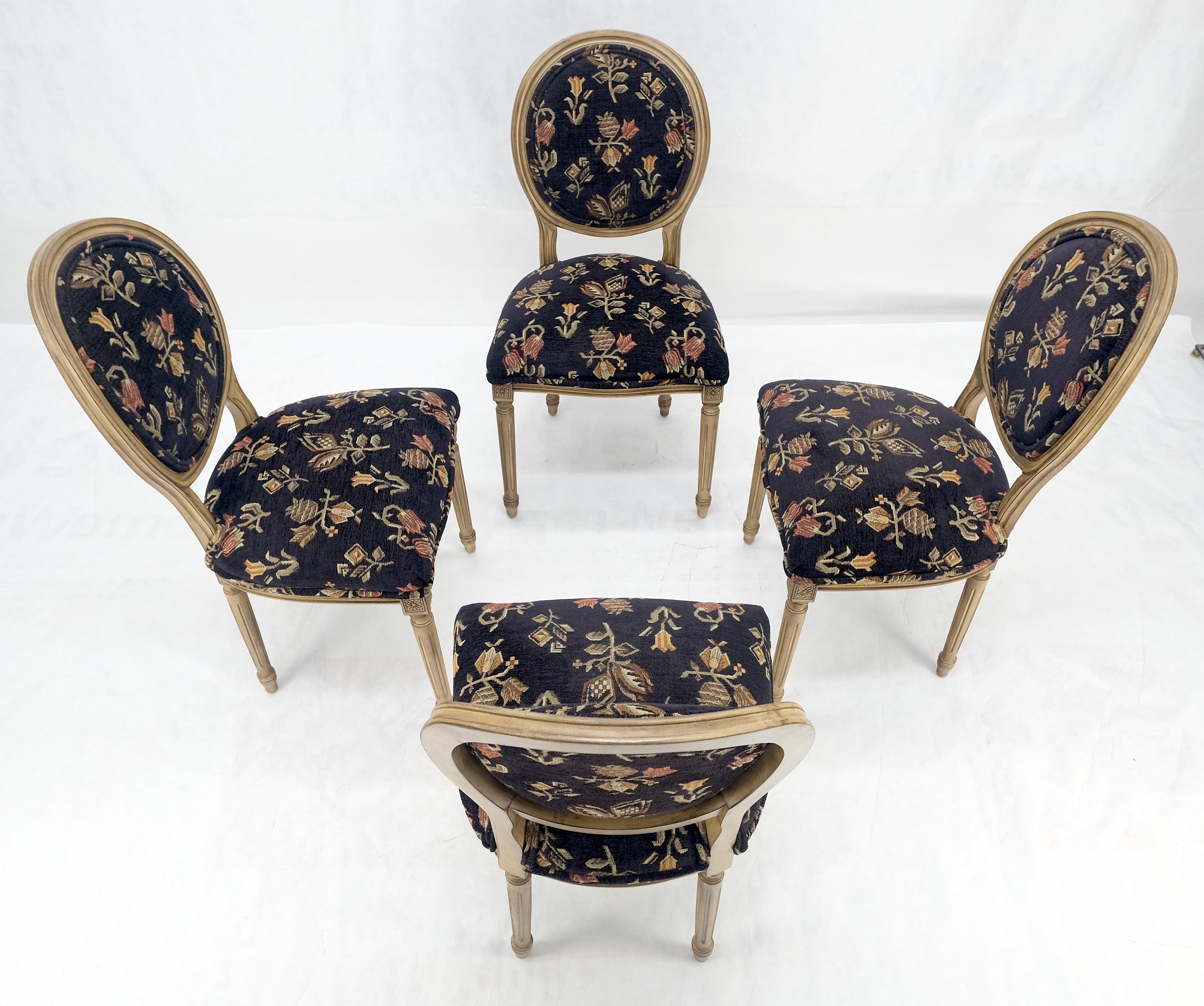 Sconosciuto Set di 4 sedie da pranzo Luigi XIV con schienale ovale e tappezzeria in stile arazzo floreale MINT in vendita