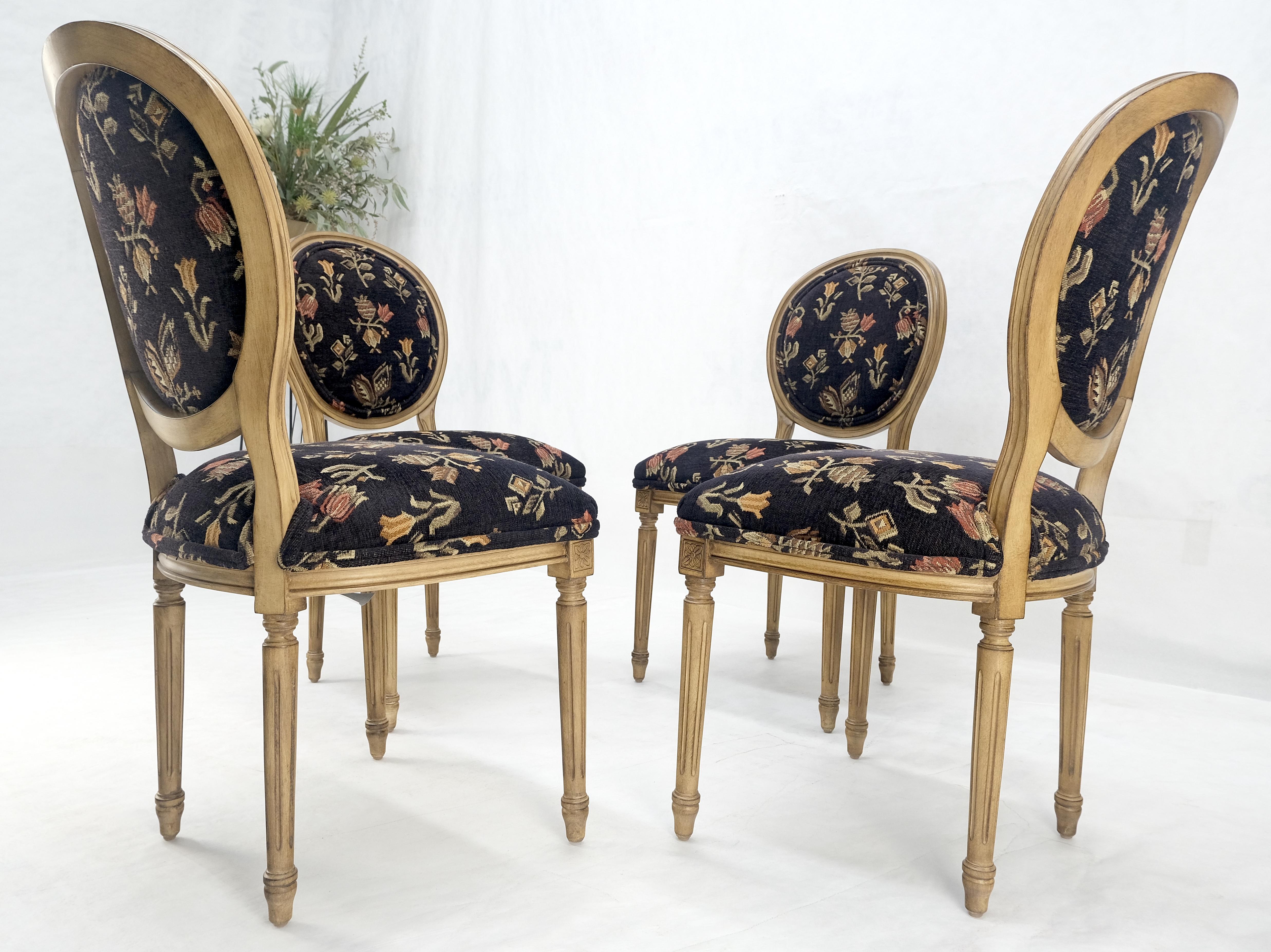 Intagliato Set di 4 sedie da pranzo Luigi XIV con schienale ovale e tappezzeria in stile arazzo floreale MINT in vendita