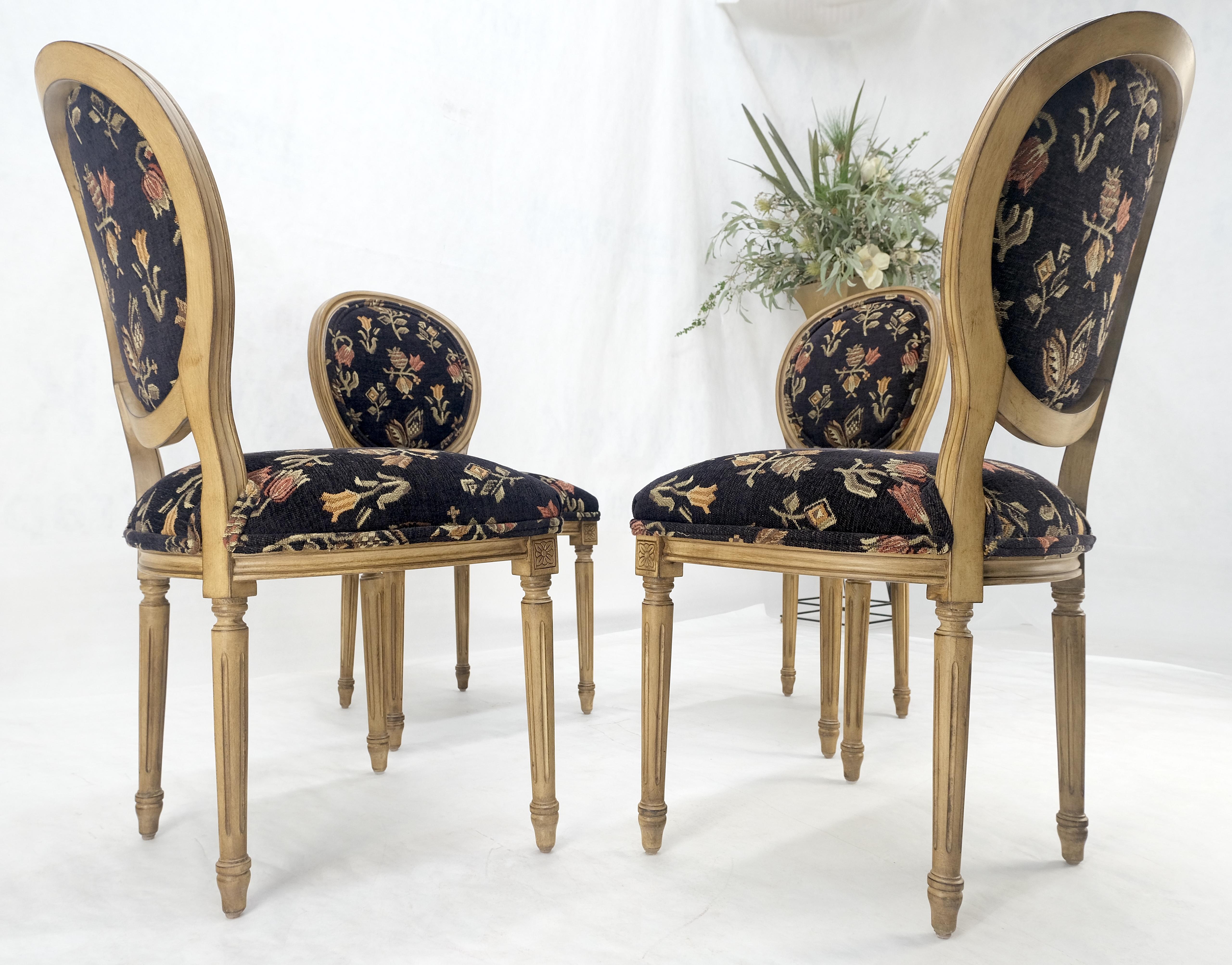 XX secolo Set di 4 sedie da pranzo Luigi XIV con schienale ovale e tappezzeria in stile arazzo floreale MINT in vendita