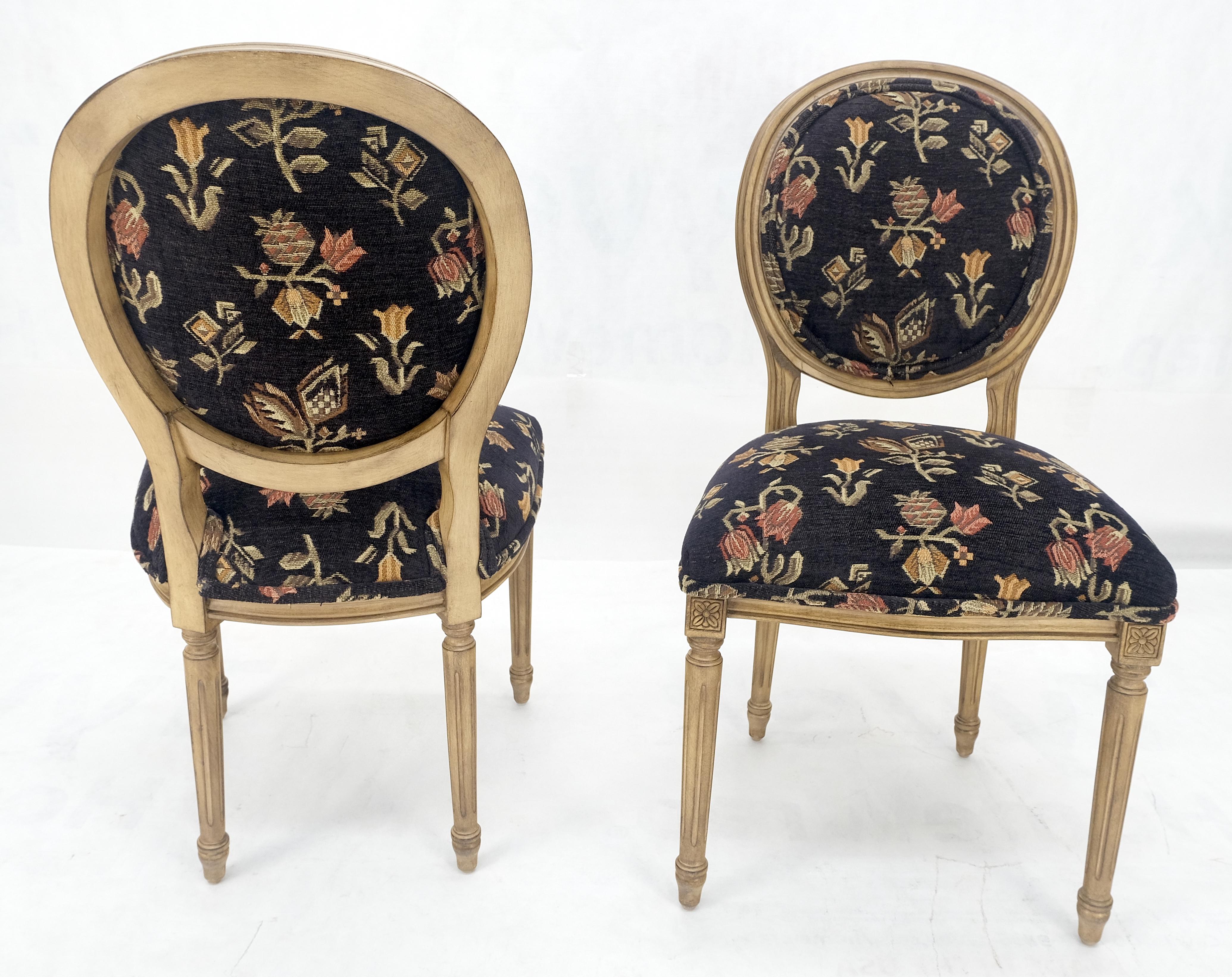 Legno massiccio Set di 4 sedie da pranzo Luigi XIV con schienale ovale e tappezzeria in stile arazzo floreale MINT in vendita