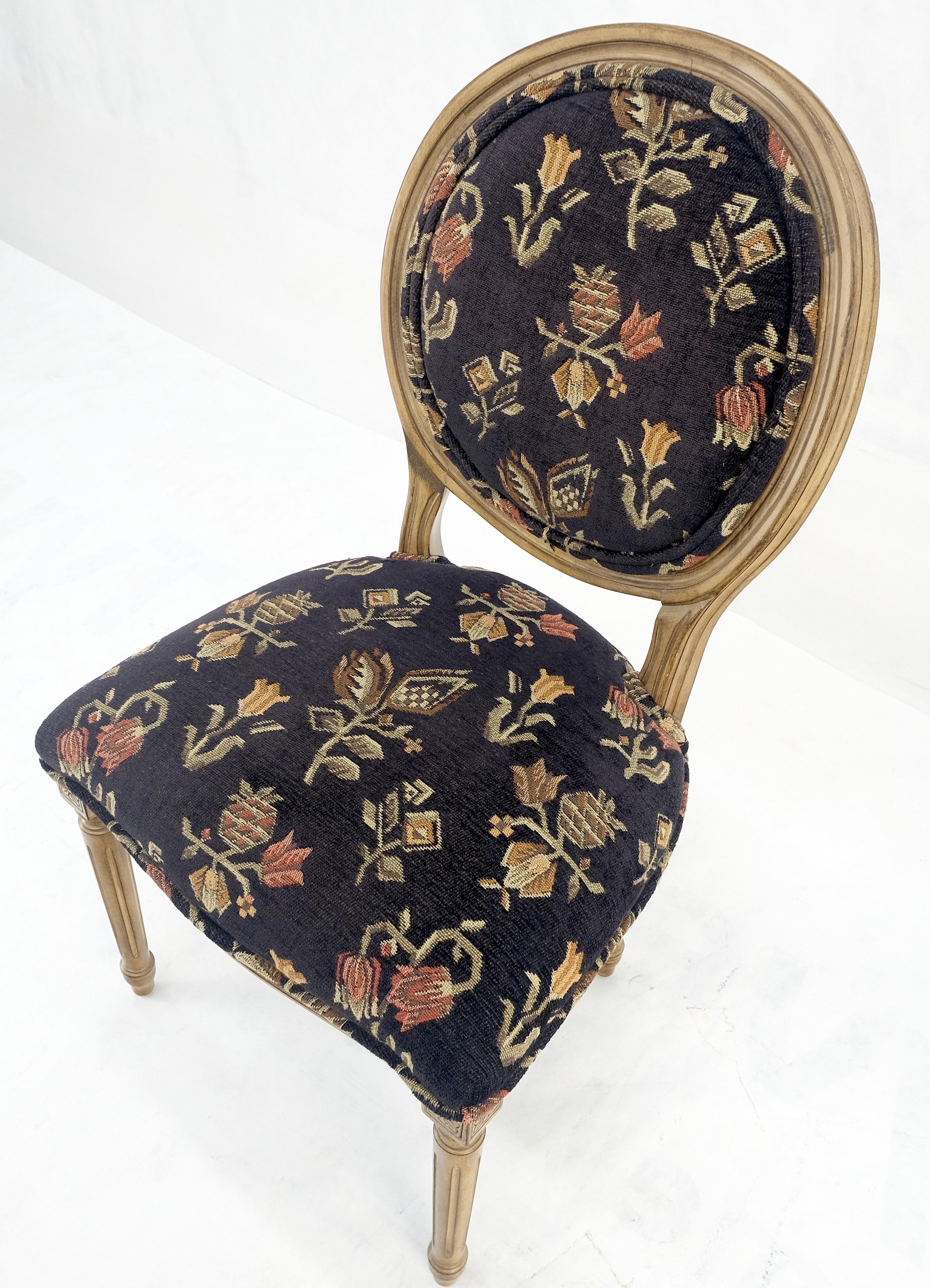 Set di 4 sedie da pranzo Luigi XIV con schienale ovale e tappezzeria in stile arazzo floreale MINT in vendita 3