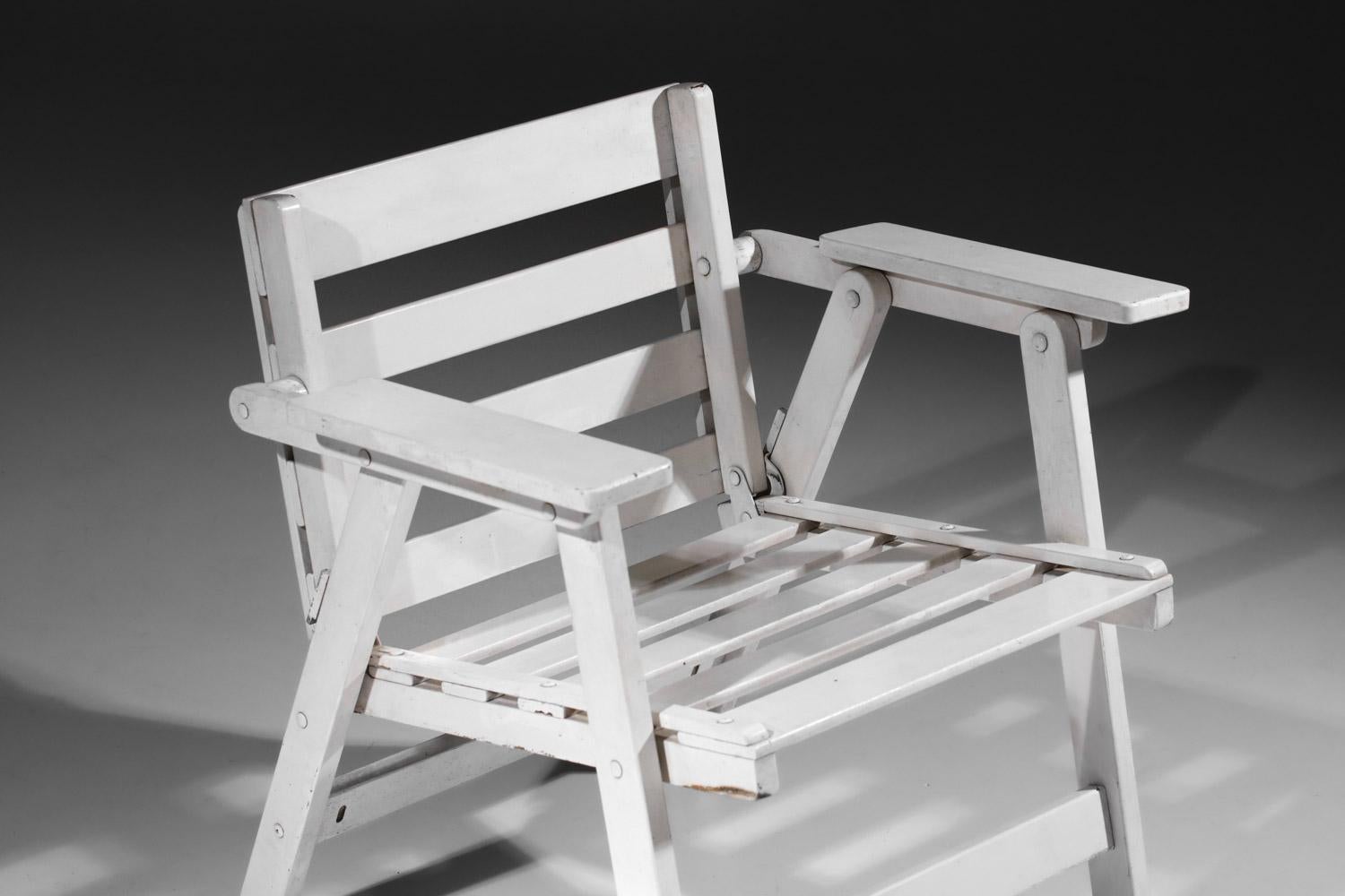 Lacquered Set of 4 foldable garden chairs from the 70s and 80s in white lacquered wood For Sale