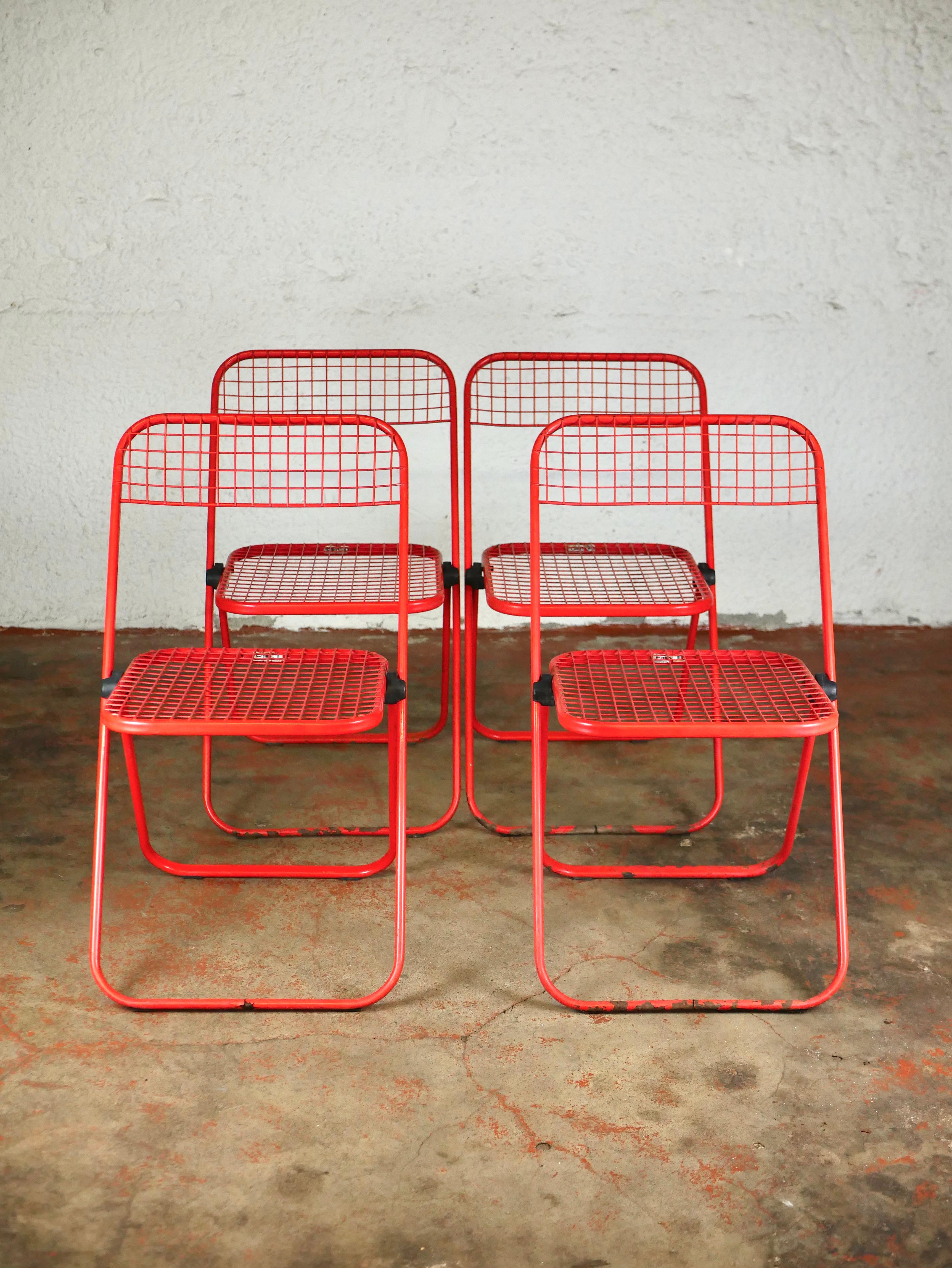 Set of 4 beautiful folding chairs by Talin, Italy, made in the 1980s.
In red lacquered metal, heavy and sturdy. The perfect colored chairs for a 1980s style interior.