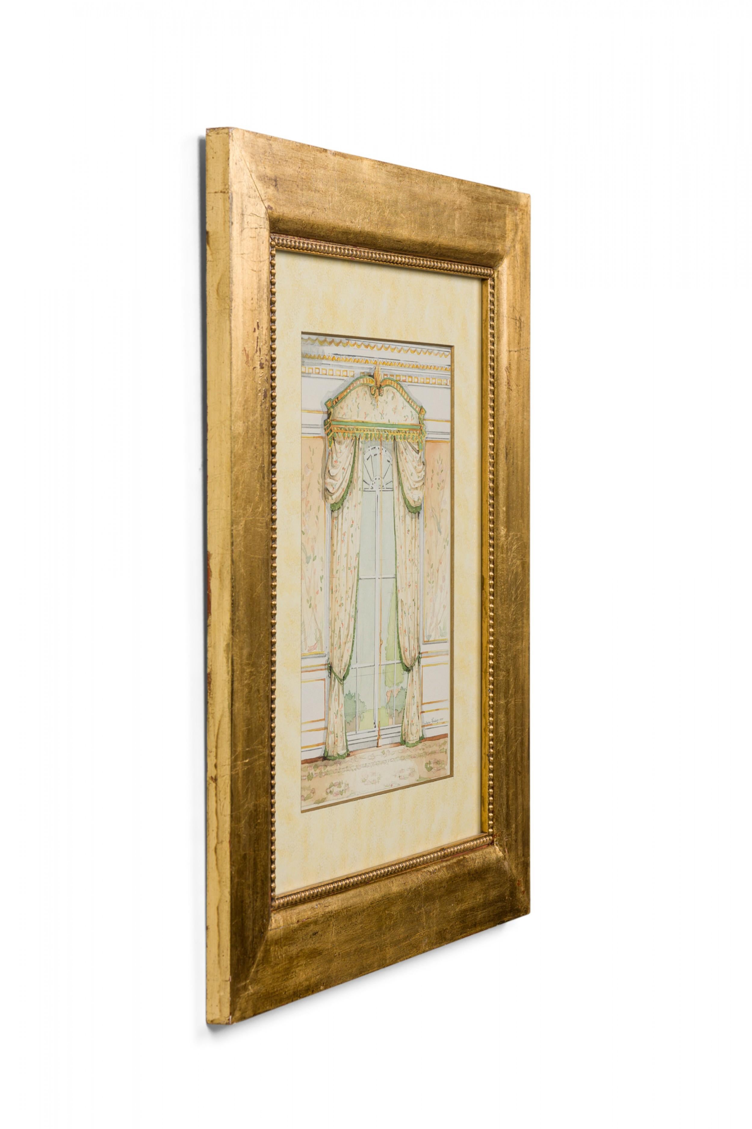 Set di 4 stampe inglesi contemporanee (1991) di dipinti ad acquerello su carta che raffigurano tende inglesi in un ambiente, con tappeti beige e cornici in legno dorato spazzolato con perline. (PREZZO COME SET)