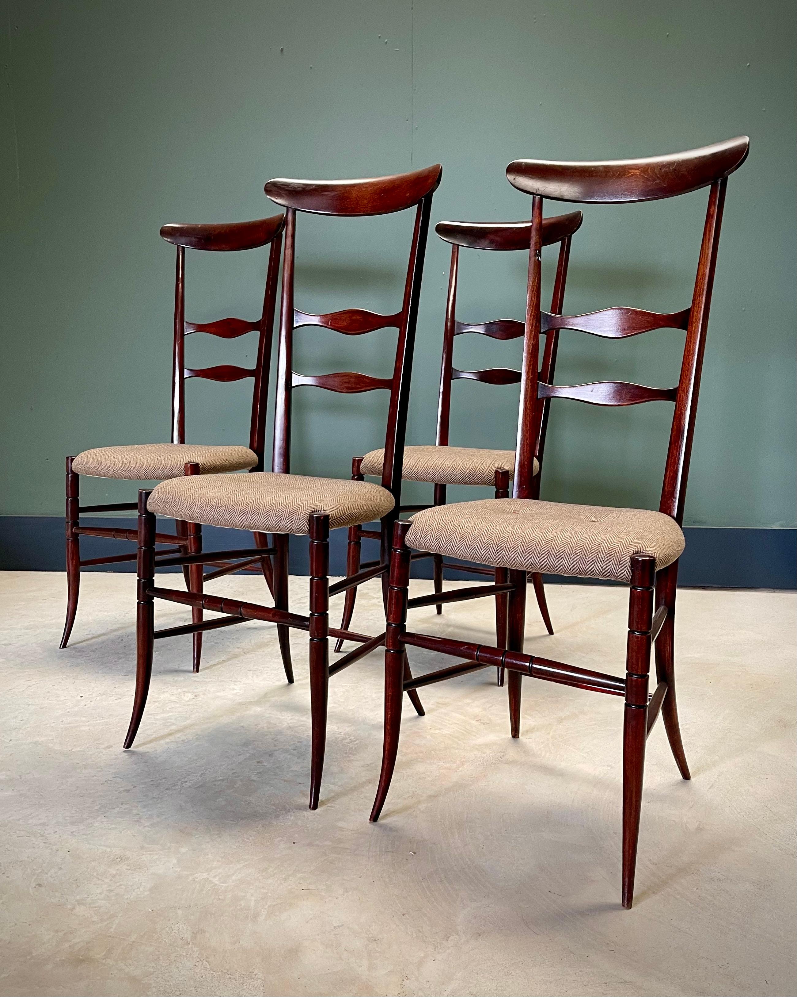 Magnífico juego de cuatro auténticas sillas de comedor chiavari de Fratelli Levaggi, fabricadas en el norte de Italia hacia la década de 1950. Célebres por su ingeniosa ingeniería, estas sillas combinan elegancia, resistencia y construcción ligera