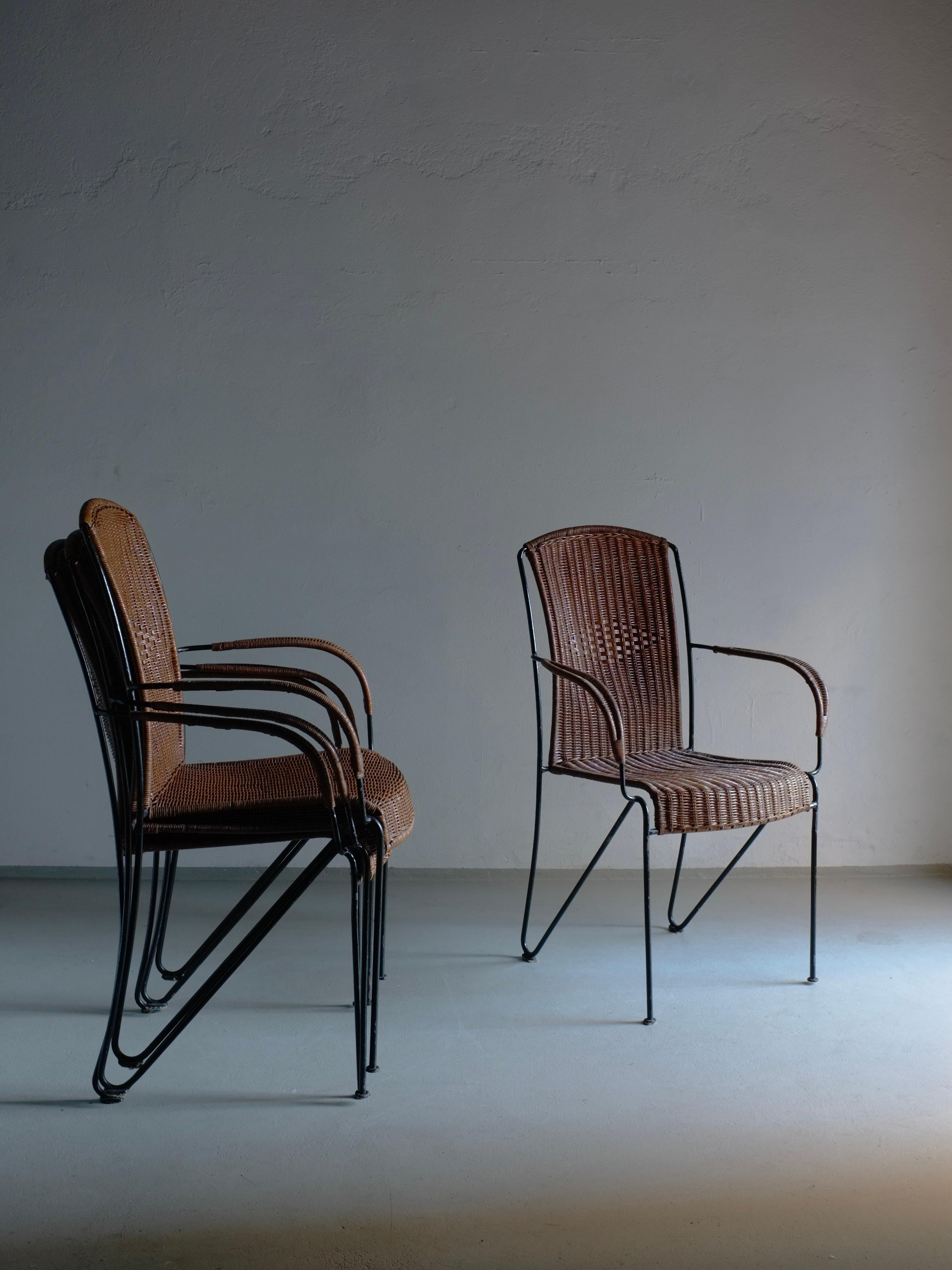 Un ensemble de quatre fauteuils vintage en fer de Frederick Weinberg avec des sièges en osier. J'ai encore un ensemble en stock - quatre chaises avec une teinte jaunâtre.