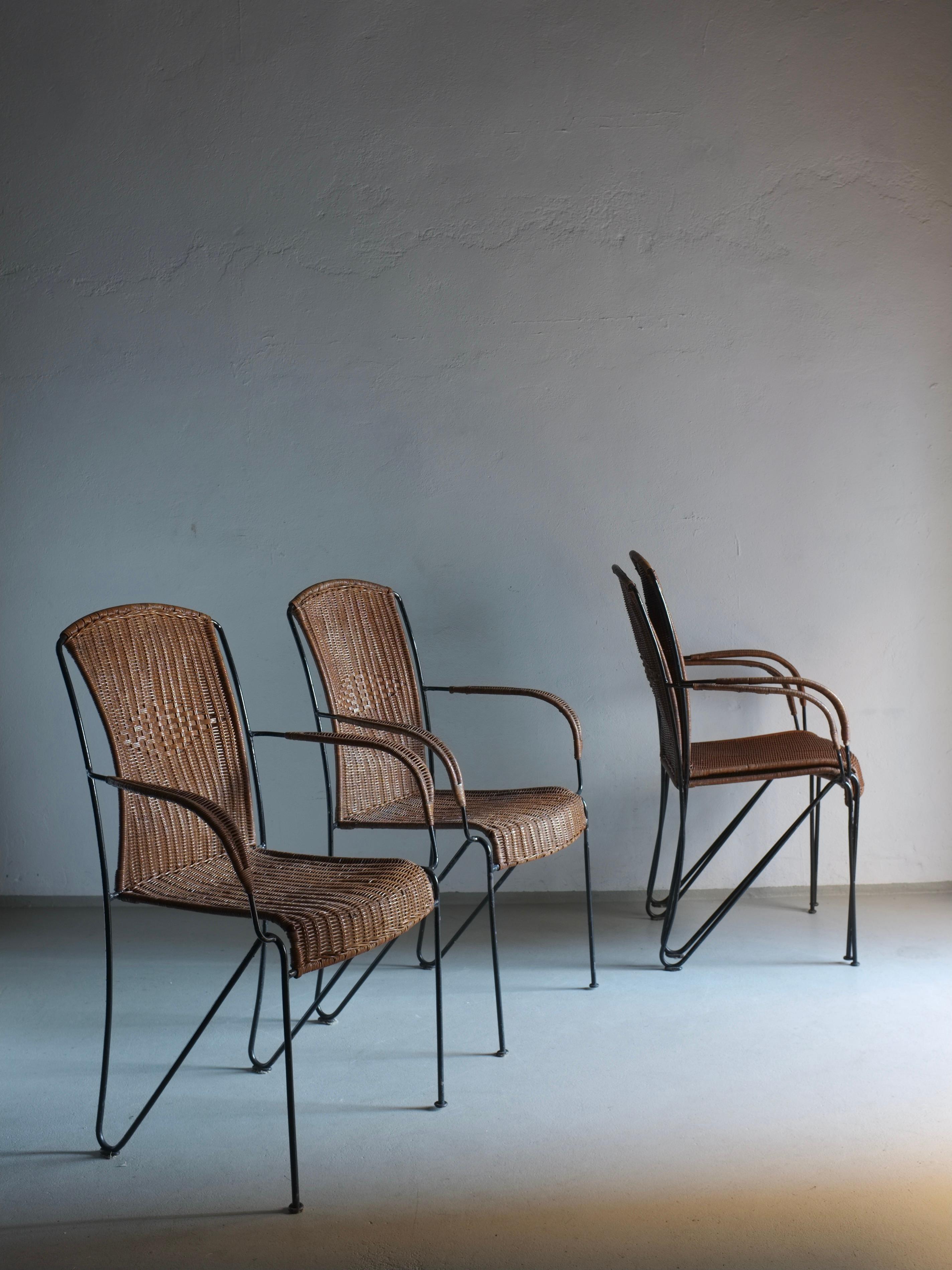 Ensemble de 4 chaises empilables en acier et osier Frederick Weinberg, années 1960 Bon état - En vente à Rīga, LV