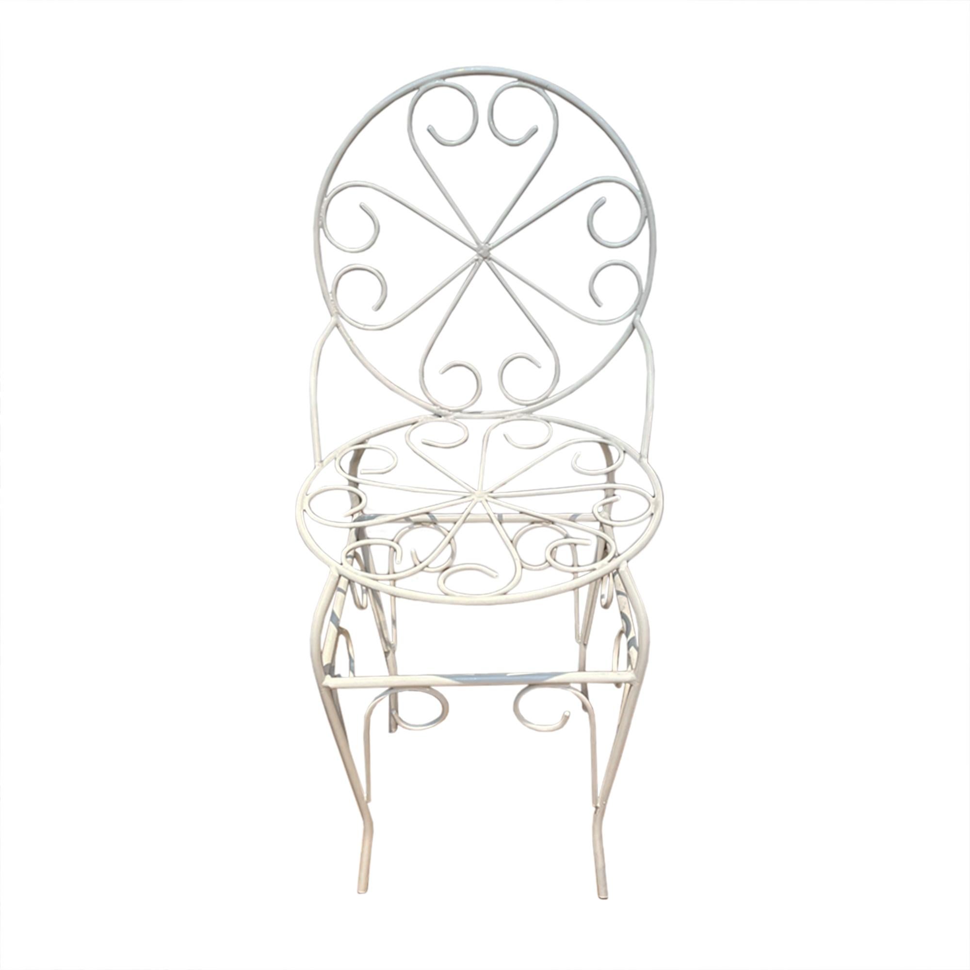 Ces chaises de jardin très attrayantes ont été fabriquées en France dans les années 1950.

Fabriqué en fer forgé avec un joli motif tourbillonnant. Toutes les chaises ont été entièrement restaurées - chacune d'entre elles a été grenaillée et