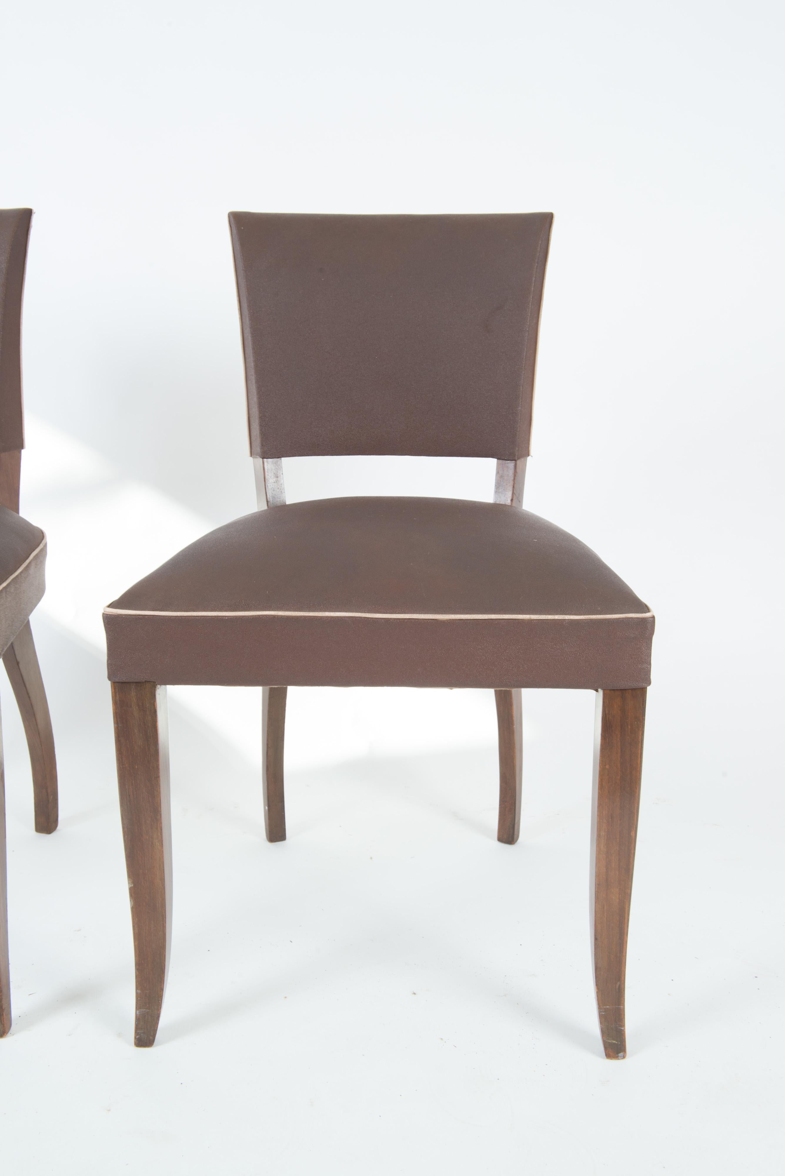 Français Ensemble de 4 chaises de salle à manger françaises des années 1950, marron en vente