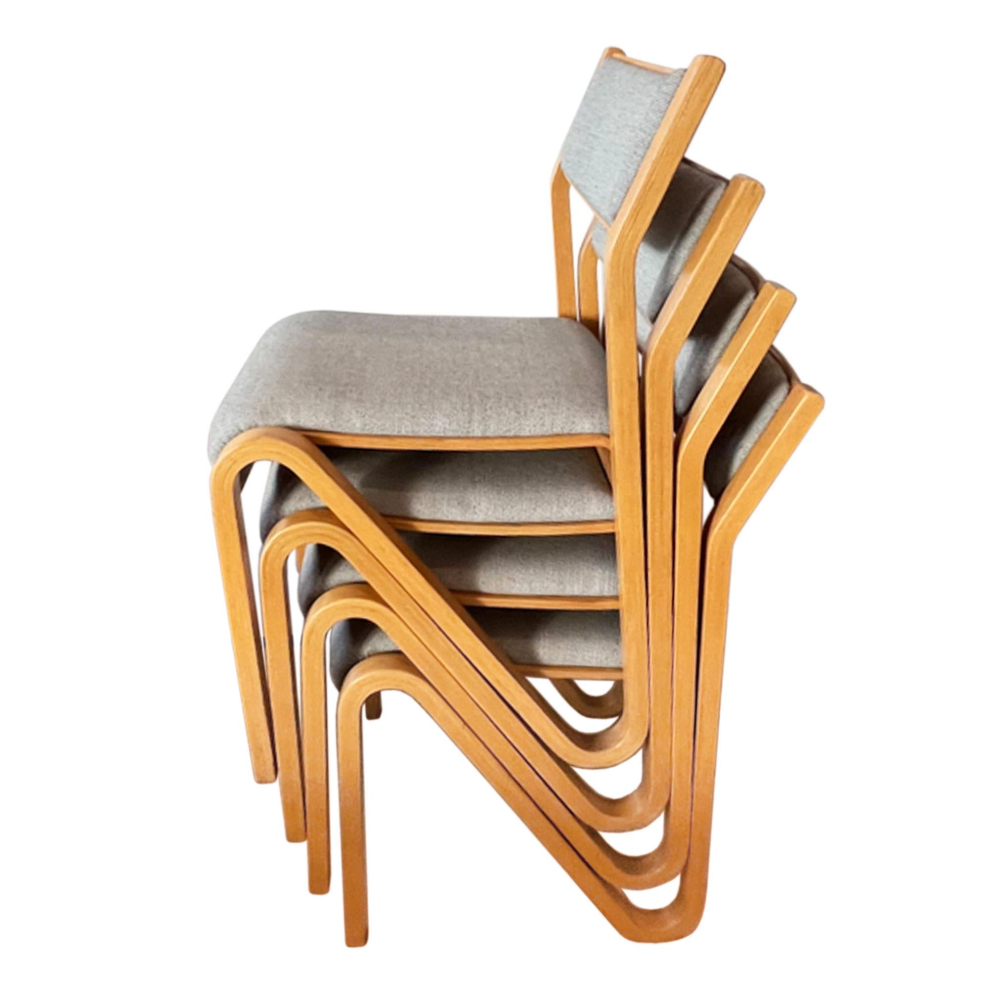 Français Ensemble de 4 chaises empilables françaises des années 1960 à la manière d'Alvar Alto en vente