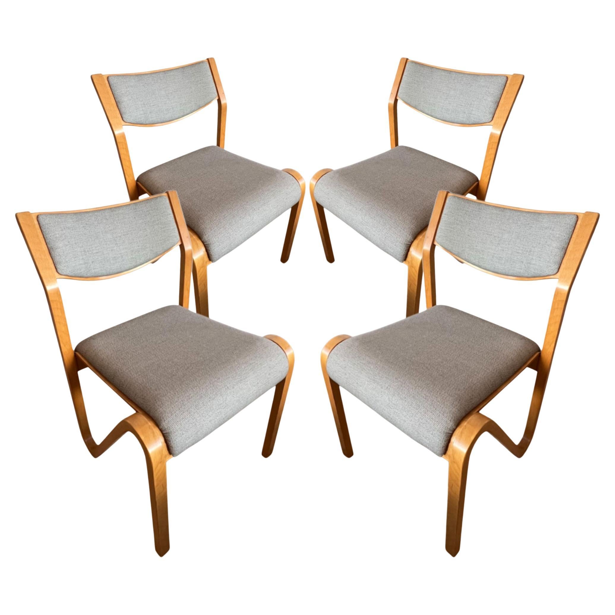 Ensemble de 4 chaises empilables françaises des années 1960 à la manière d'Alvar Alto en vente