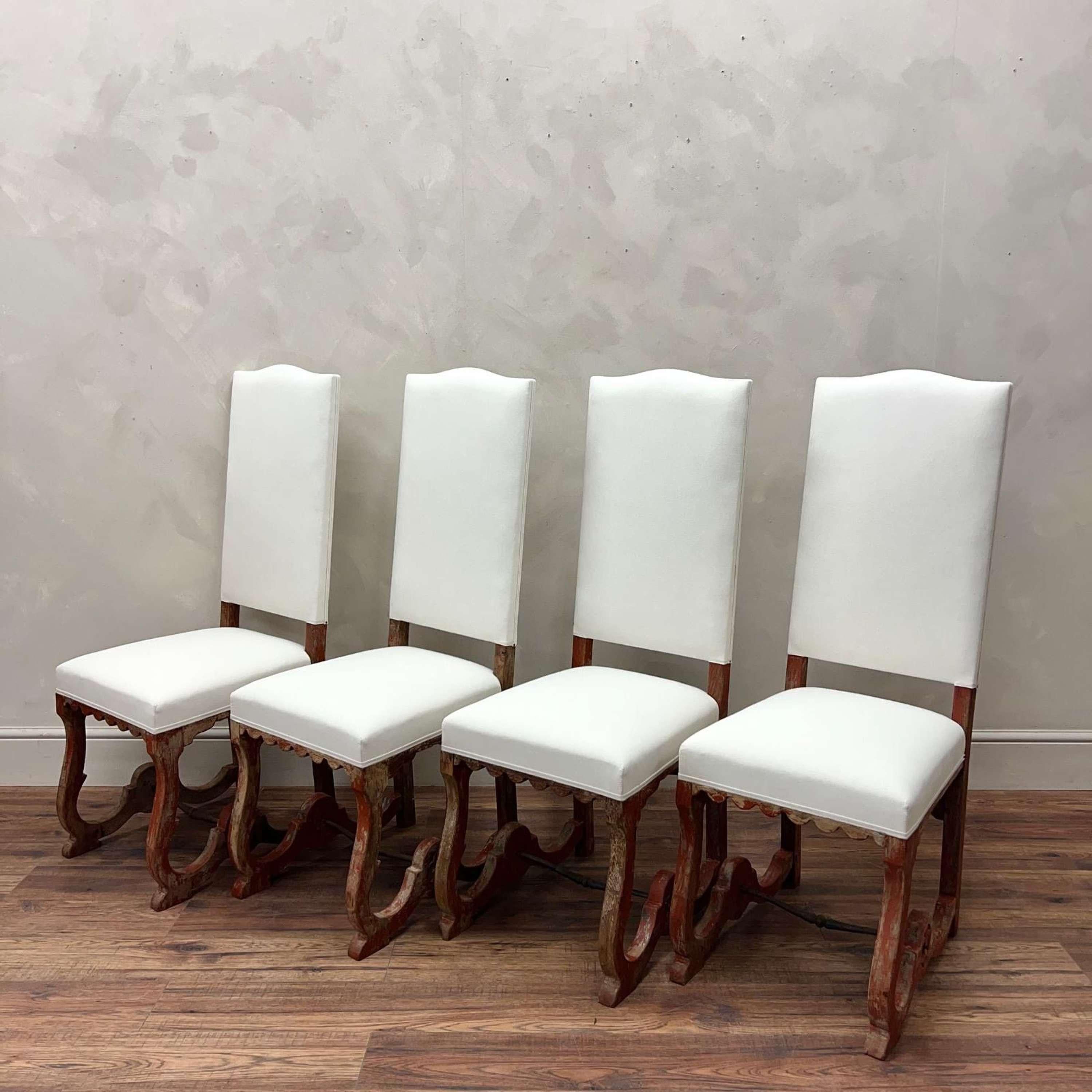 Set di 4 sedie da pranzo francesi.
Vernice rossa originale raschiata sui telai curvilinei e intagliati, con barelle in metallo.
Recentemente è stato rivestito in calico con il metodo tradizionale di fissaggio e nastro adesivo, da utilizzare così