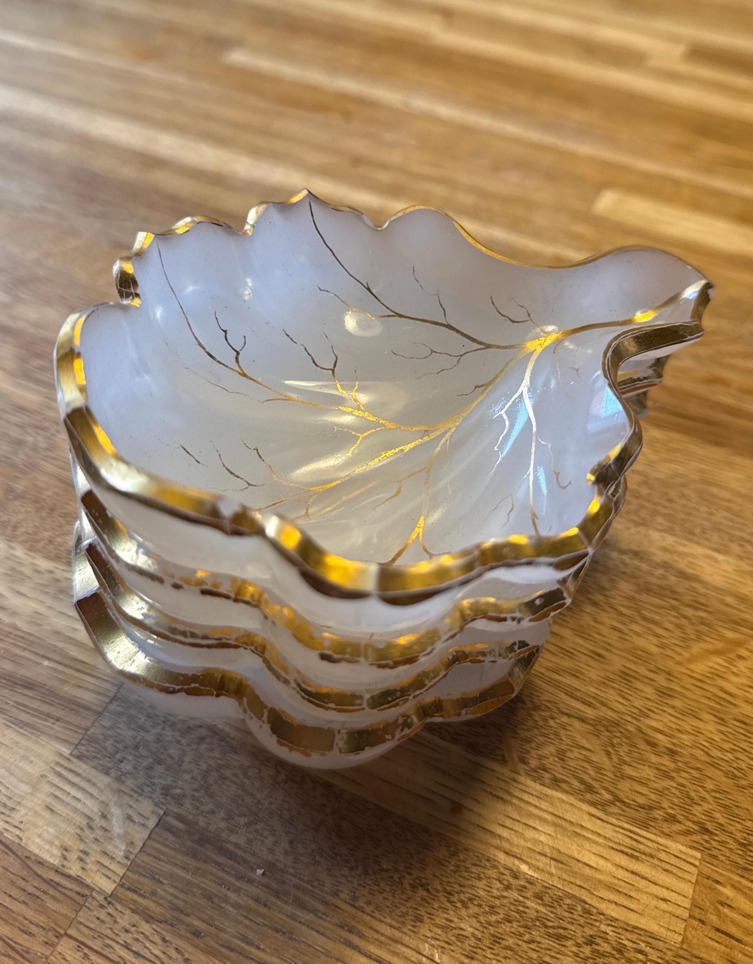 Satz von 4 French Opaline Candy Dishes des 19. Jahrhunderts in Blattform (Empire) im Angebot