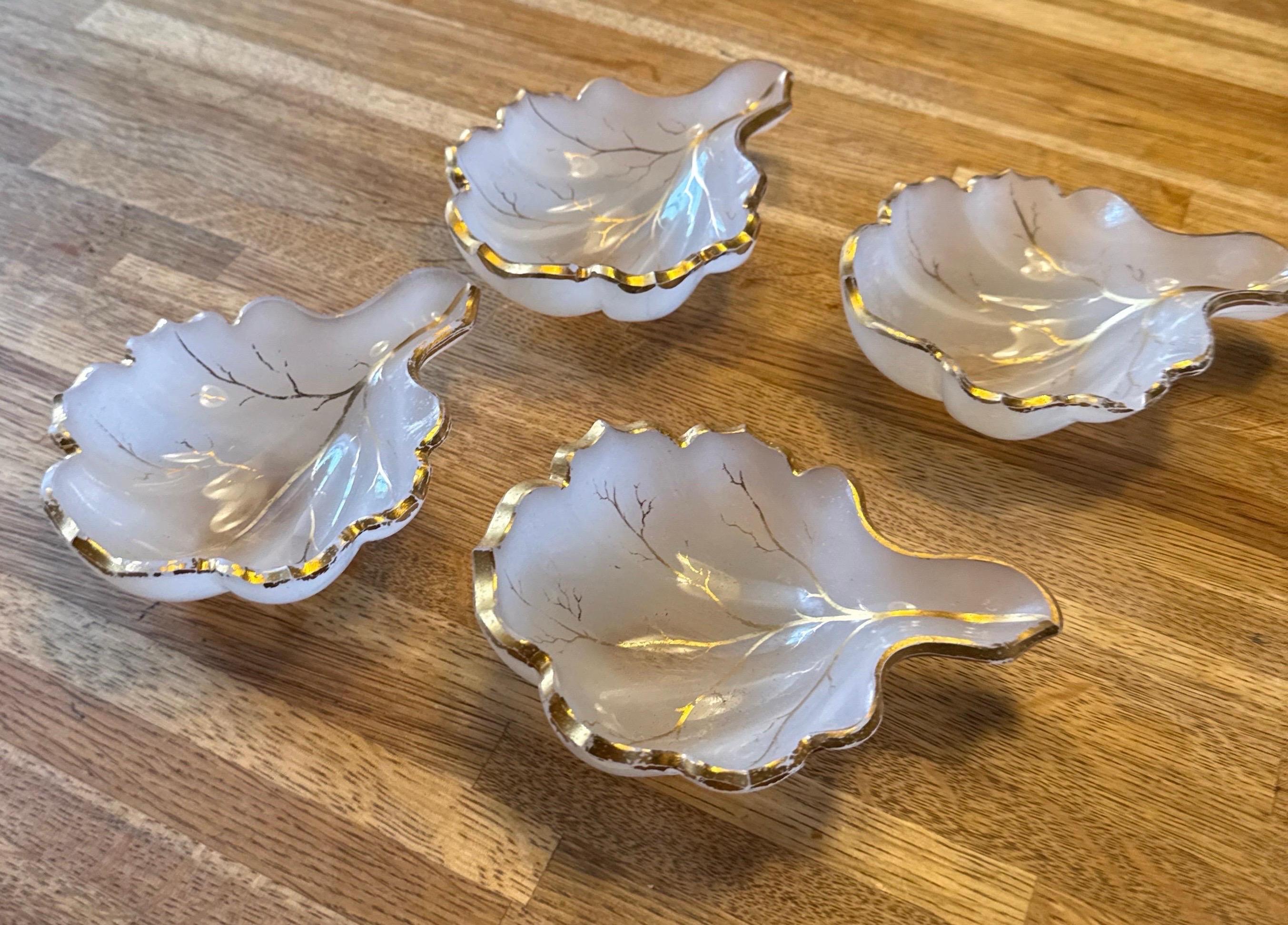 Satz von 4 French Opaline Candy Dishes des 19. Jahrhunderts in Blattform (Französisch) im Angebot