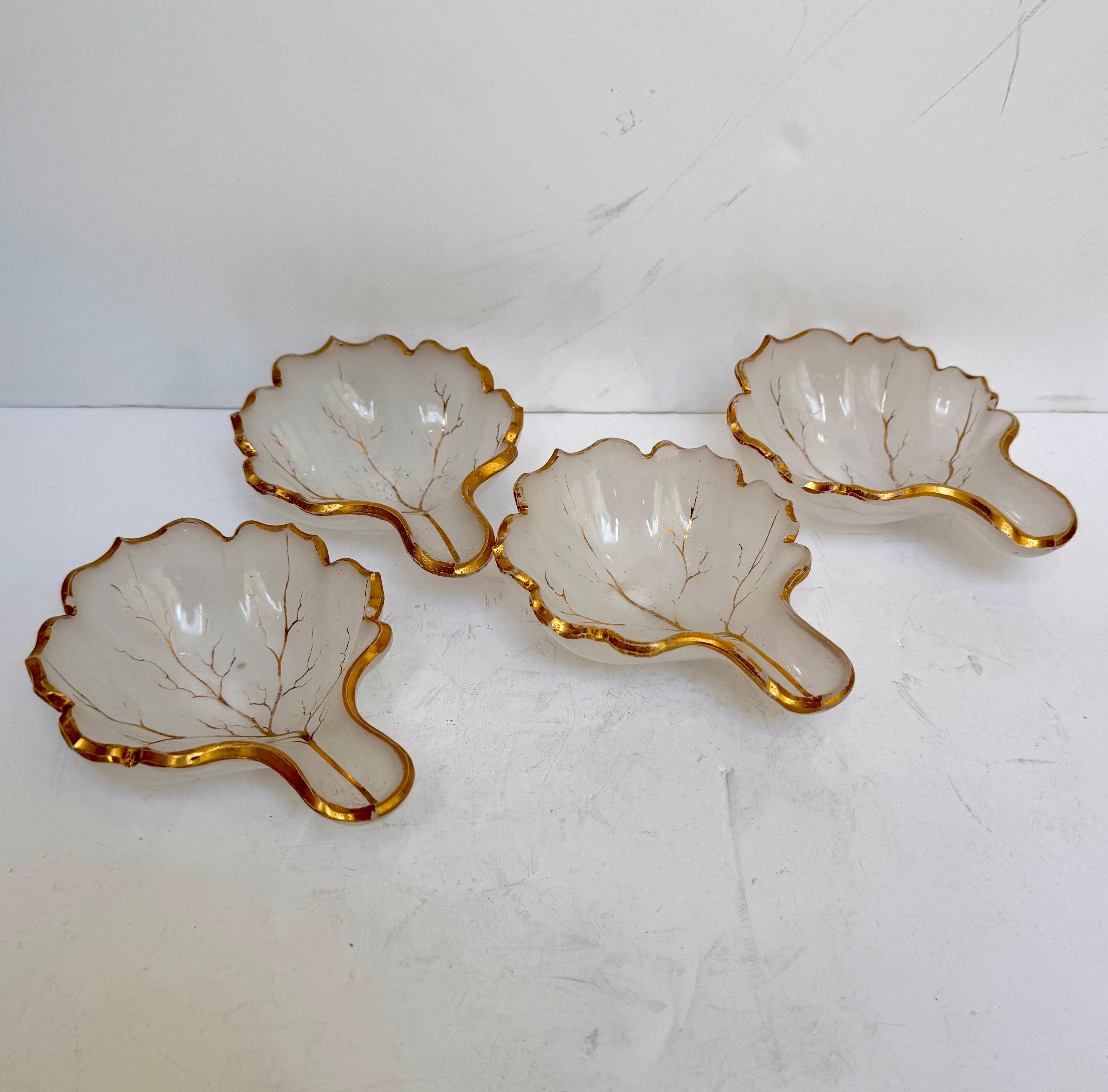 Satz von 4 French Opaline Candy Dishes des 19. Jahrhunderts in Blattform (Handgefertigt) im Angebot