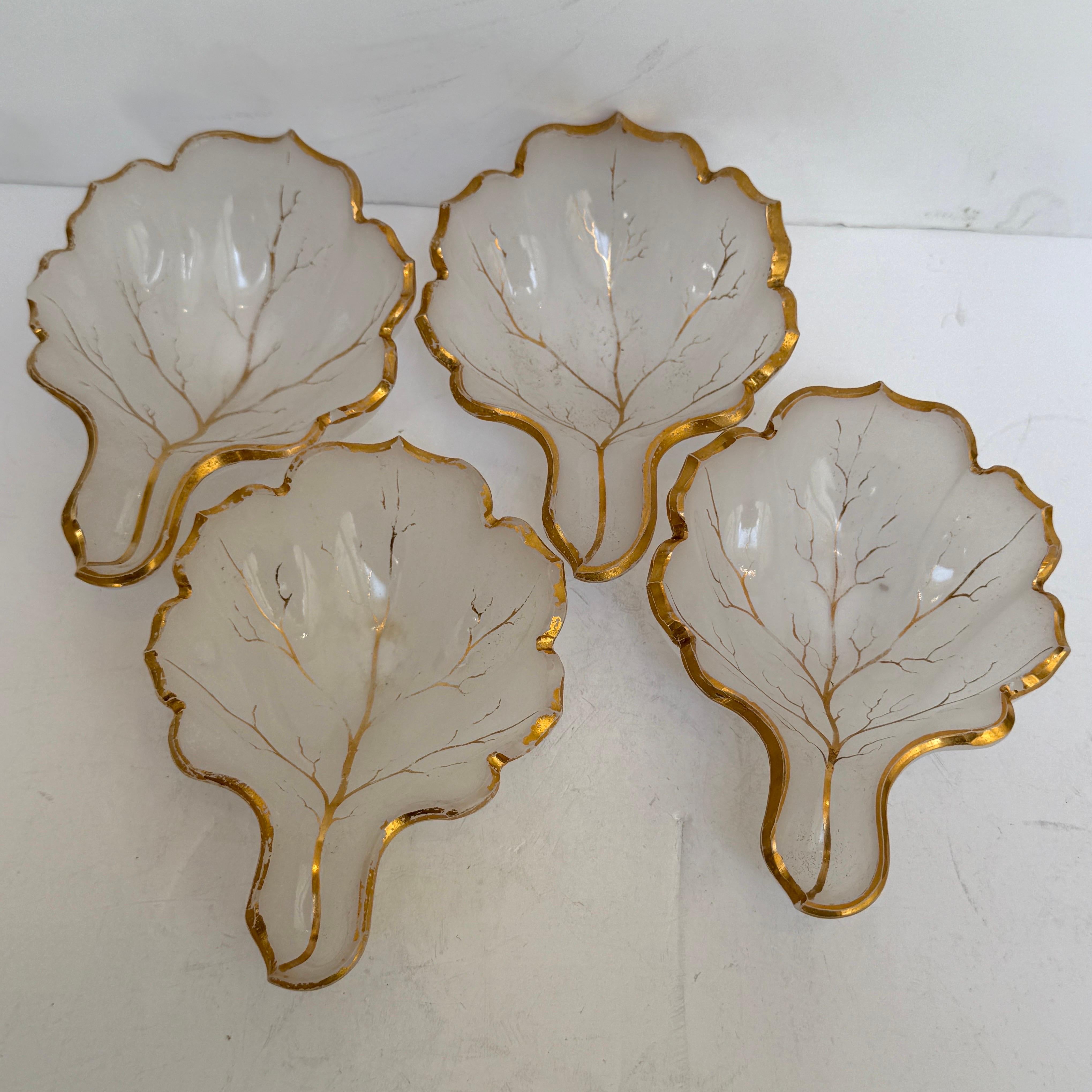 Satz von 4 French Opaline Candy Dishes des 19. Jahrhunderts in Blattform im Zustand „Gut“ im Angebot in Haddonfield, NJ