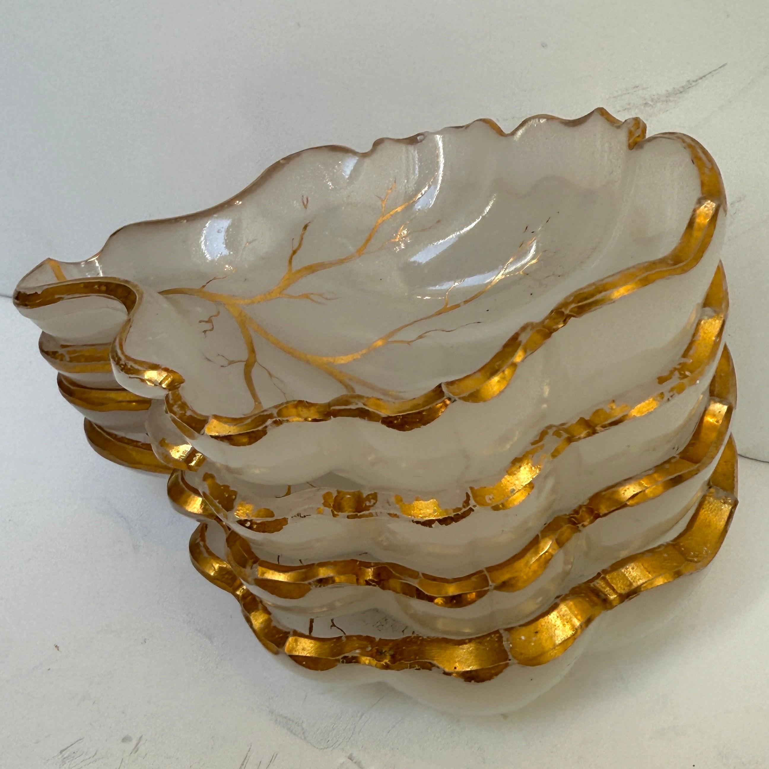 Satz von 4 French Opaline Candy Dishes des 19. Jahrhunderts in Blattform (Opalglas) im Angebot